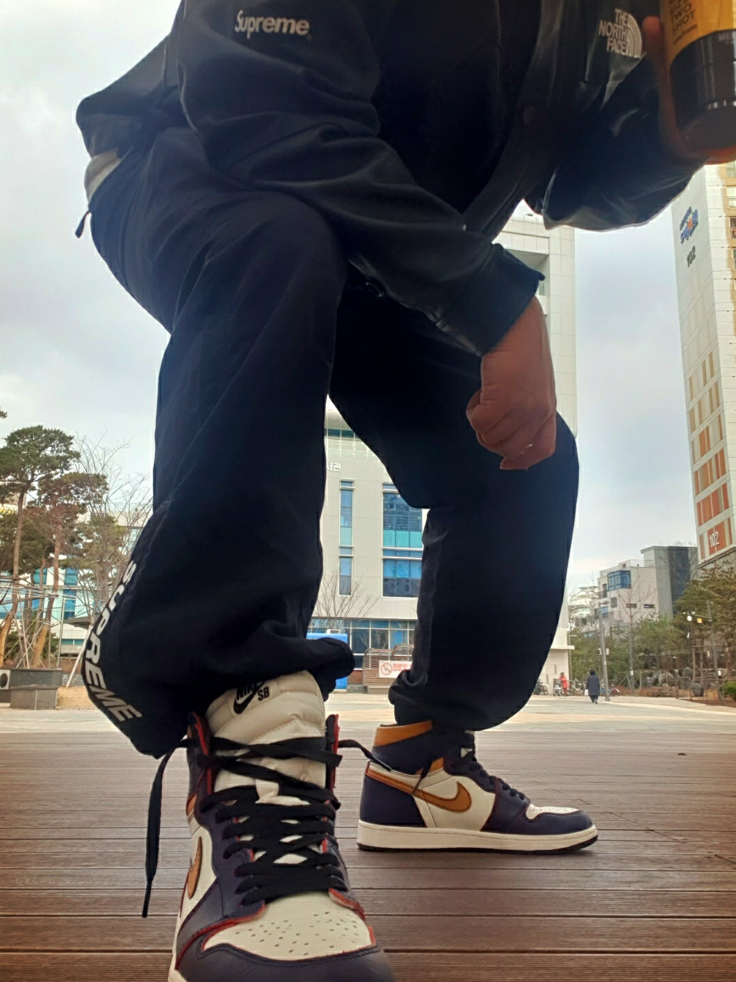 Supreme x The North Face Leather Mountain Parka Black - 18FW, Jordan 1 Retro High OG Defiant SB LA to Chicago 착용 스타일