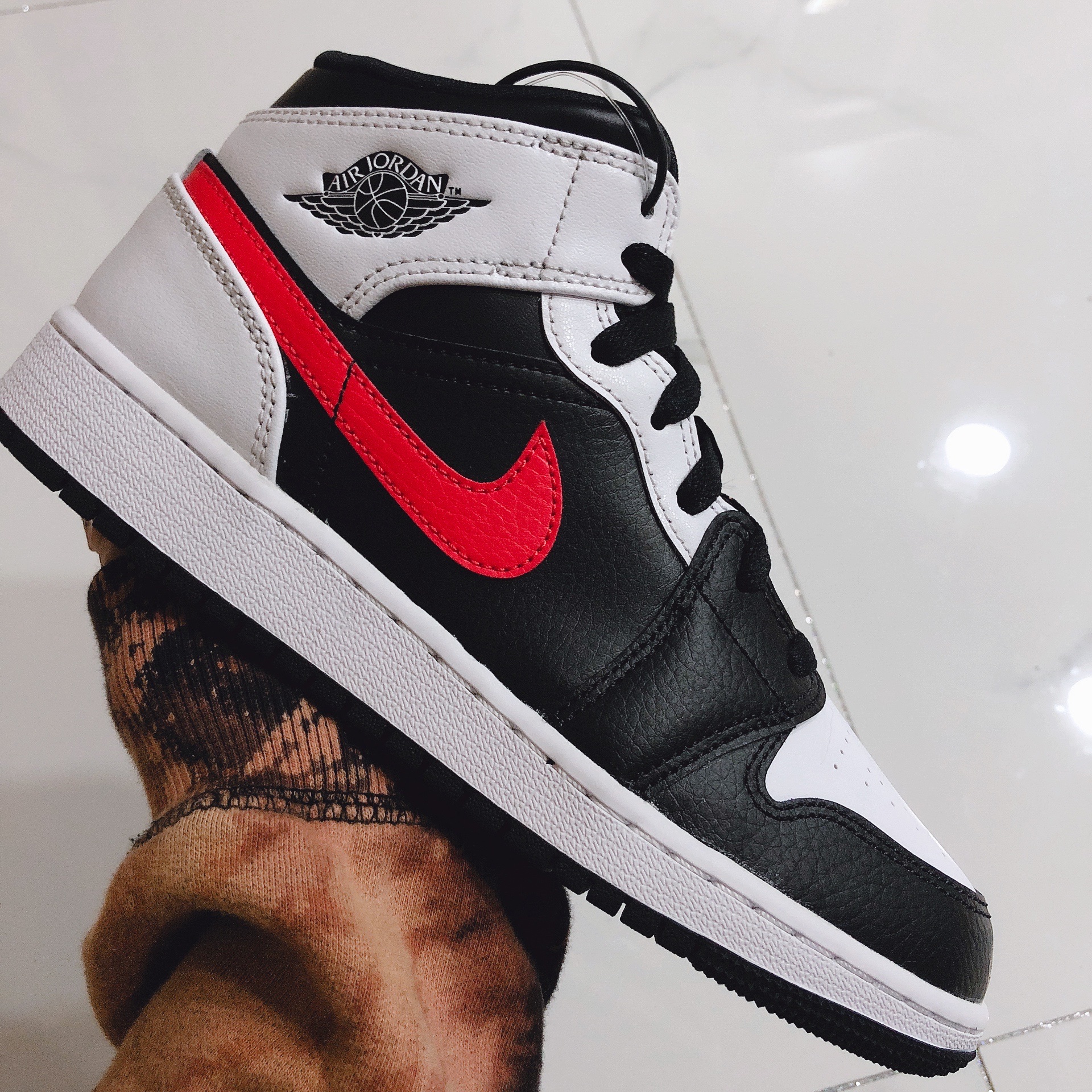 (GS) Jordan 1 Mid Black Chile Red 착용 스타일 - 1