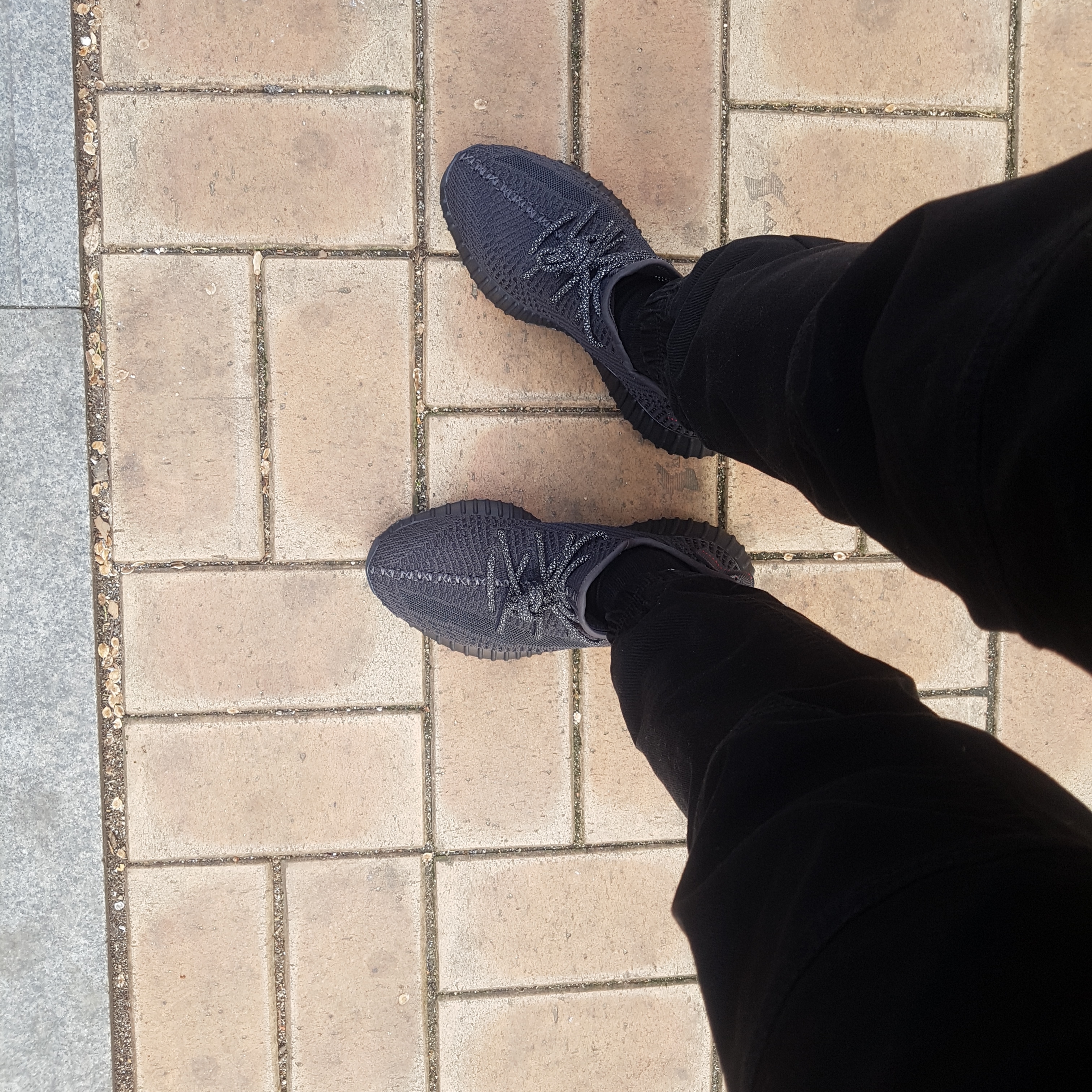 Adidas Yeezy Boost 350 V2 Black - Non-Reflective 착용 스타일