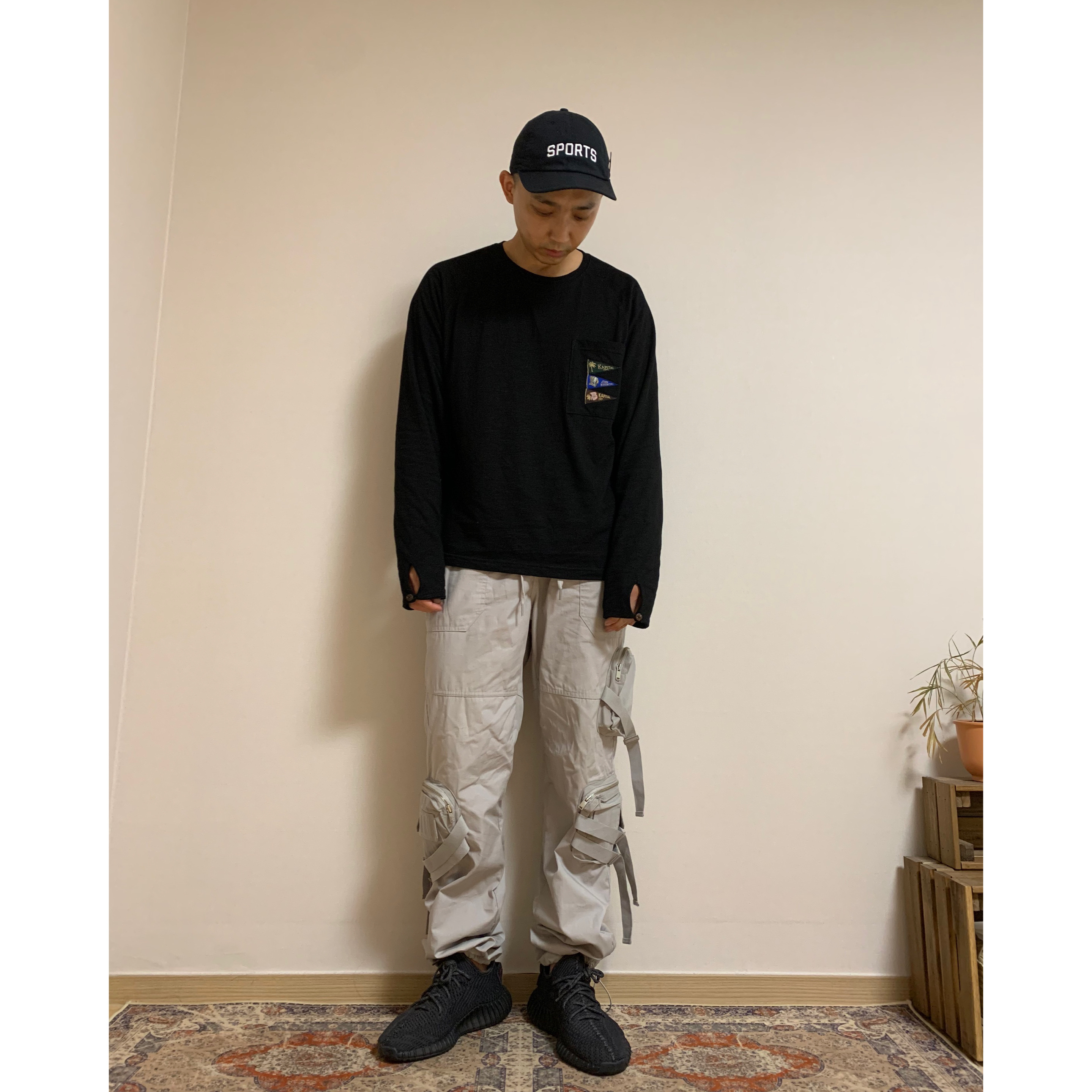 Adidas Yeezy Boost 350 V2 Black - Non-Reflective 착용 스타일