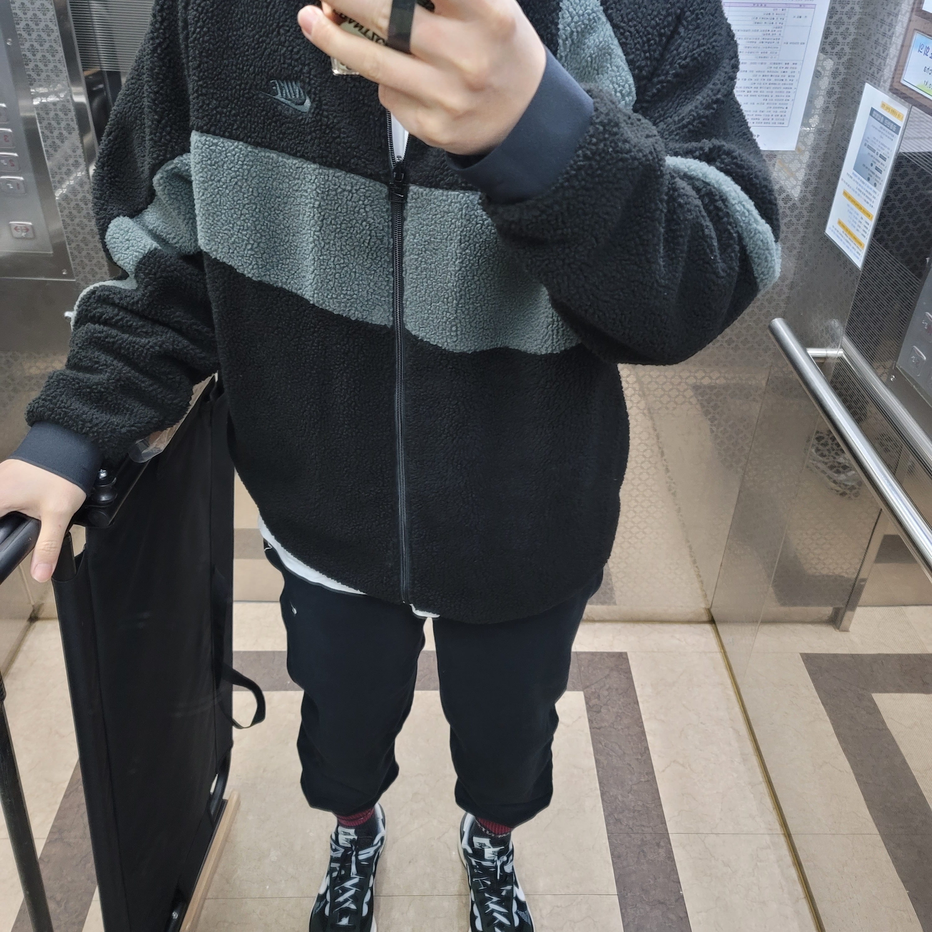 Adidas Yeezy Boost 350 V2 Black Red 2020, Essentials Sweatpants Dark Slate/Black 2020 착용 스타일 - 3