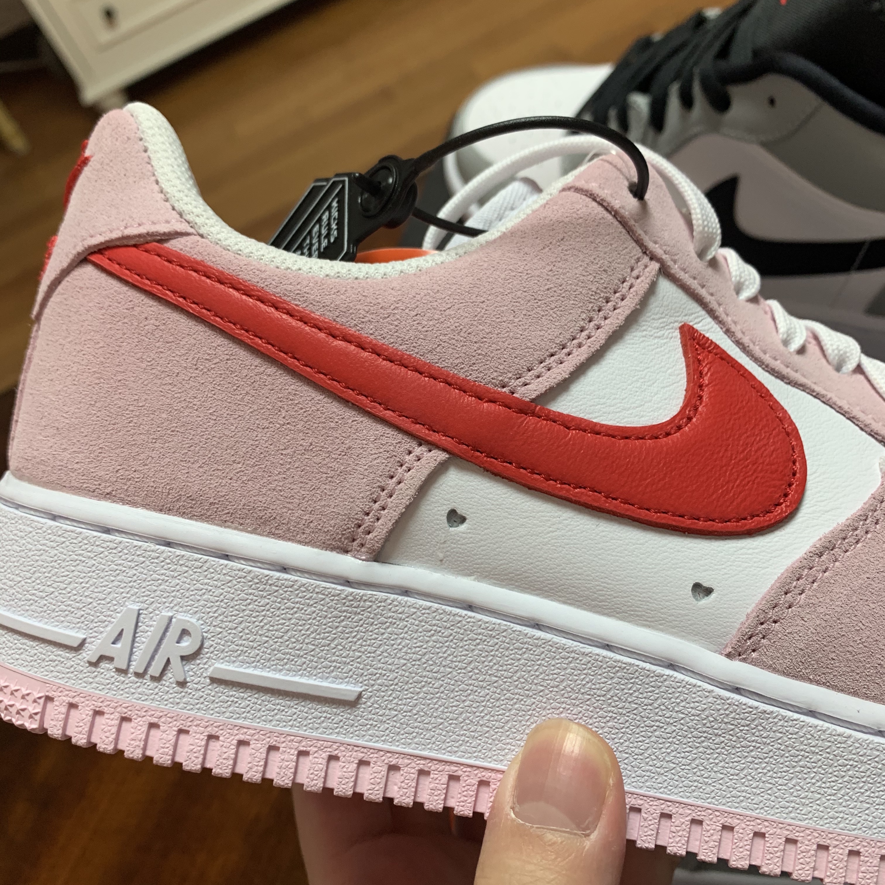 Nike Air Force 1 '07 QS Valentine's Day 착용 스타일 - 4