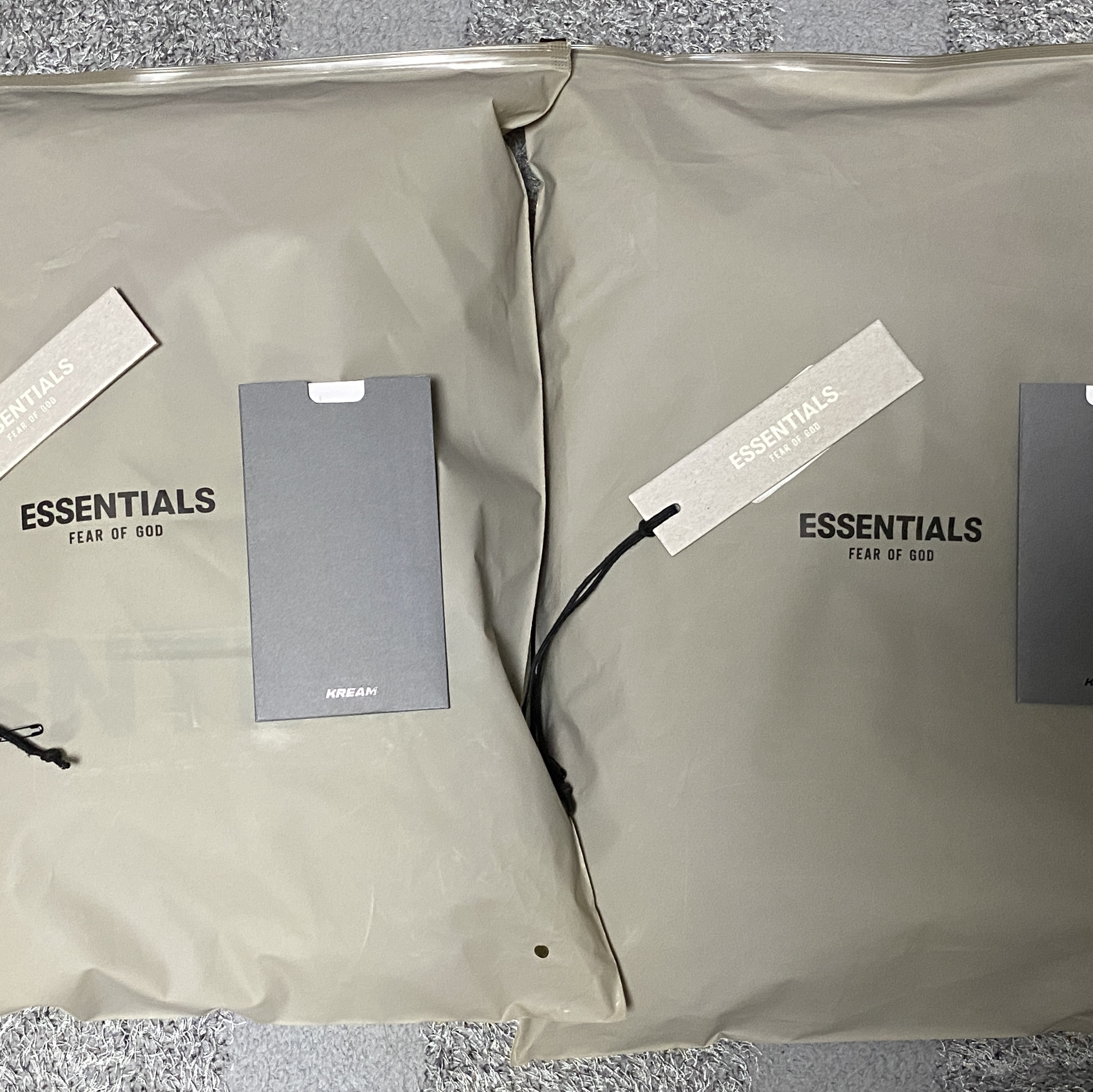 Essentials Sweatpants Cement - 20FW, Essentials 3D Silicon Applique Pullover Hoodie Cement - 20FW 착용 스타일 - 1