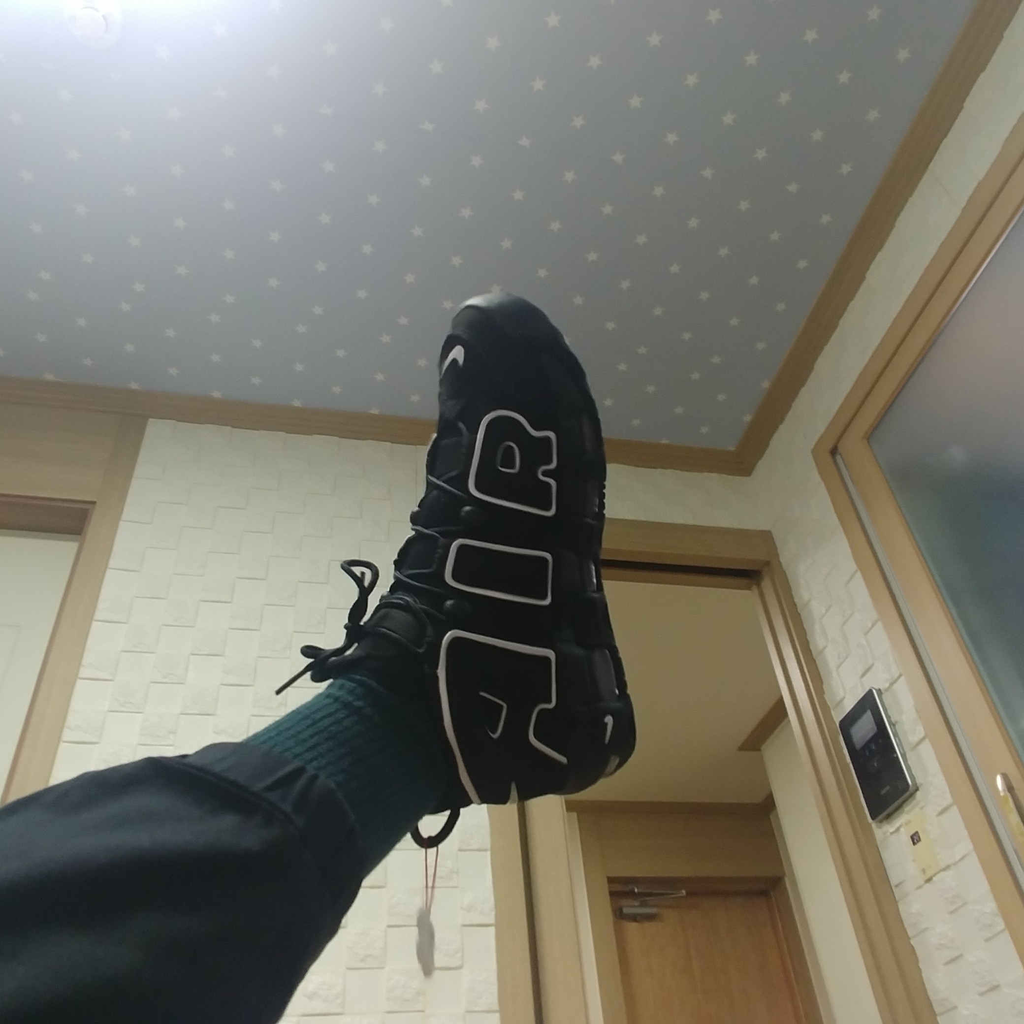 Nike Air More Uptempo Black White 2020 착용 스타일 - 1
