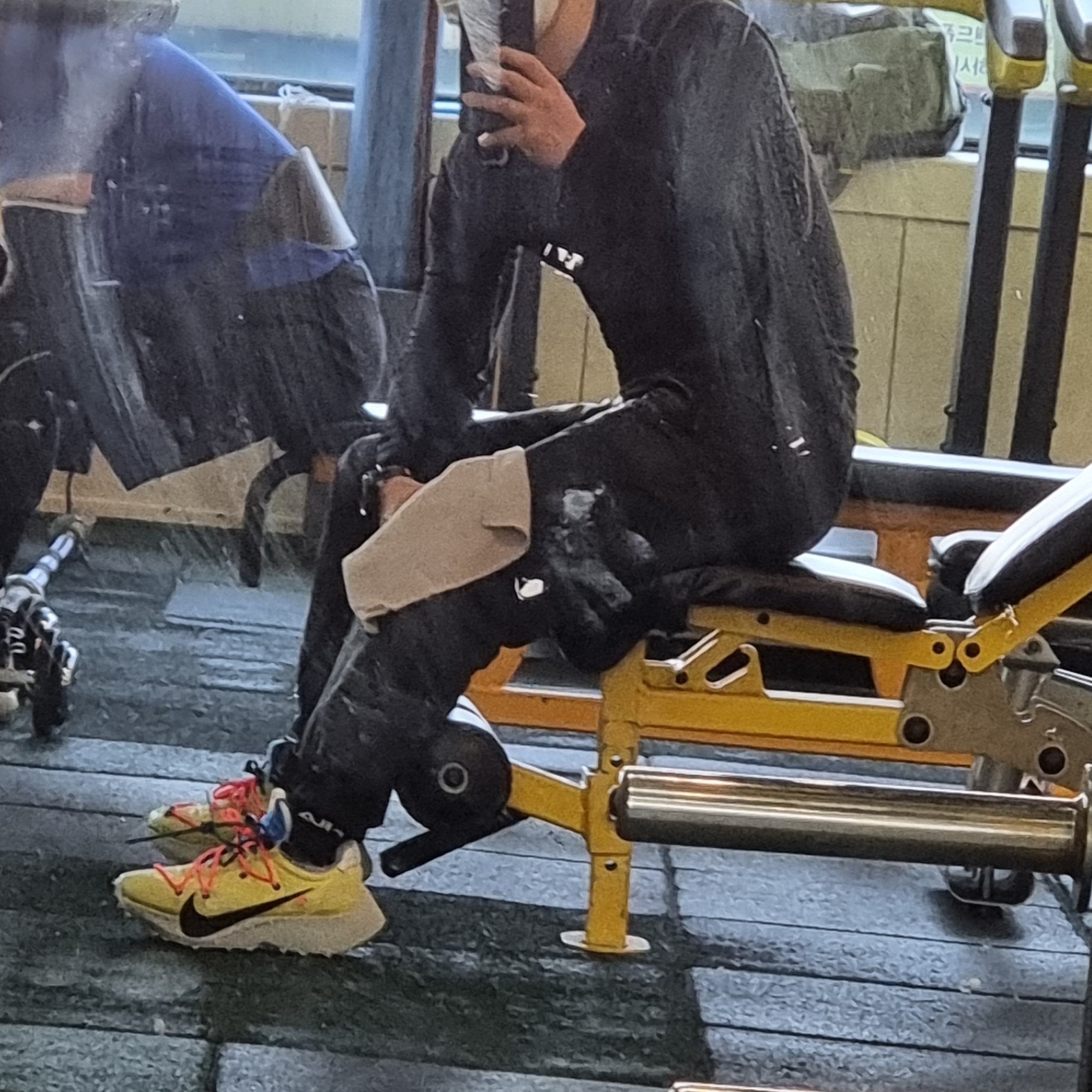 (W) Nike x Off-White Vapor Street Tour Yellow 착용 스타일 - 2