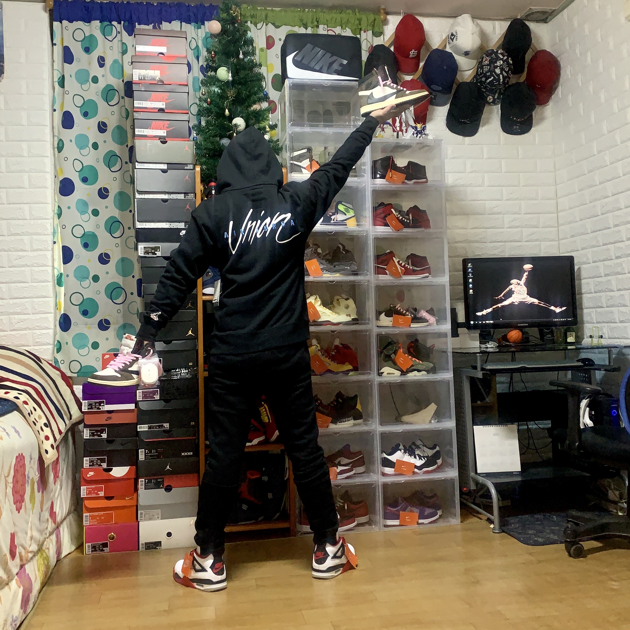 Jordan 1 x Travis Scott Retro High OG SP Mocha, Jordan 4 Retro OG Fire Red 2020 착용 스타일 - 1