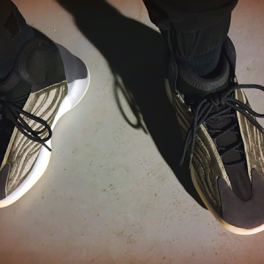 Adidas Yeezy QNTM Barium 착용 스타일 - 4