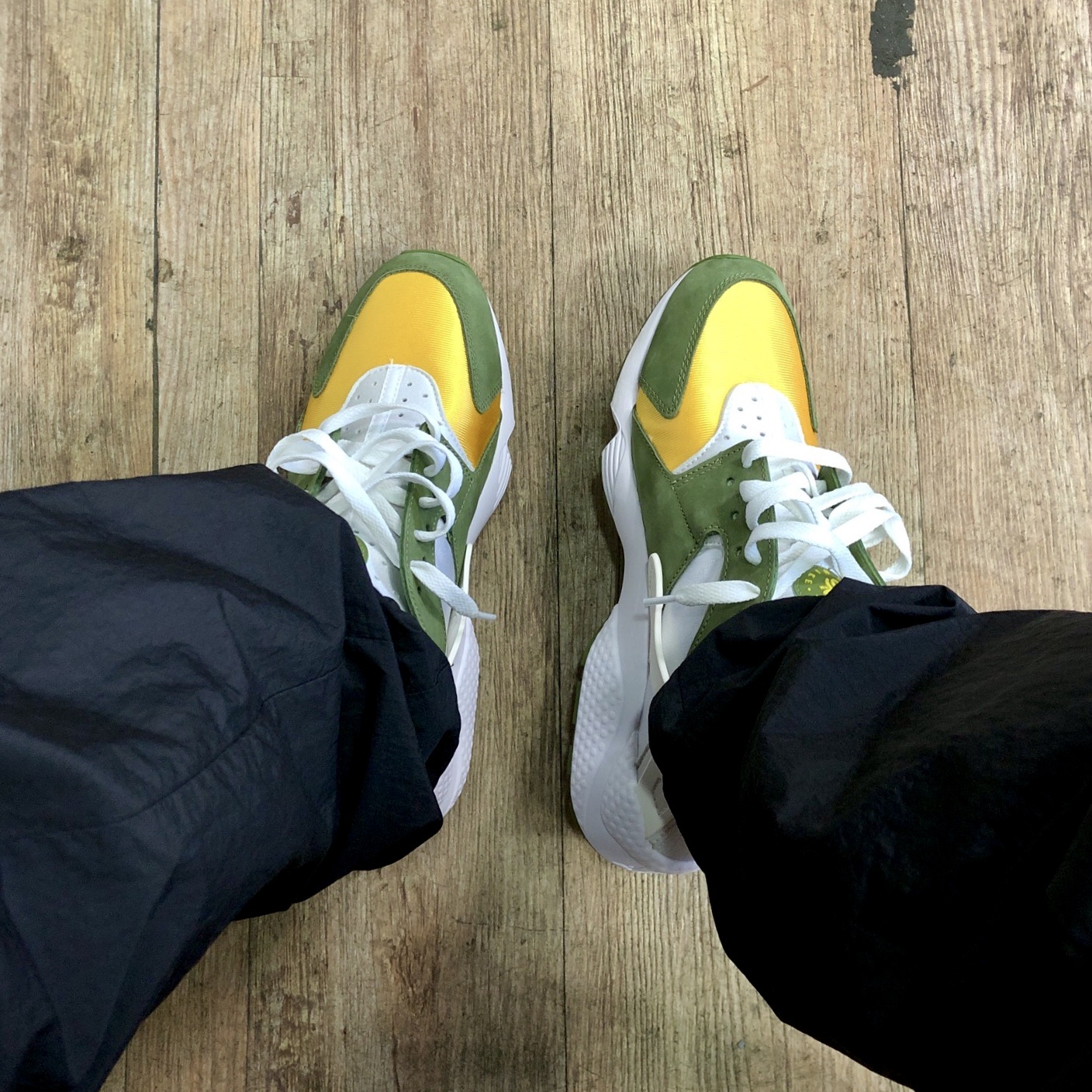Nike x Stussy Air Huarache LE Dark Olive 착용 스타일 - 2