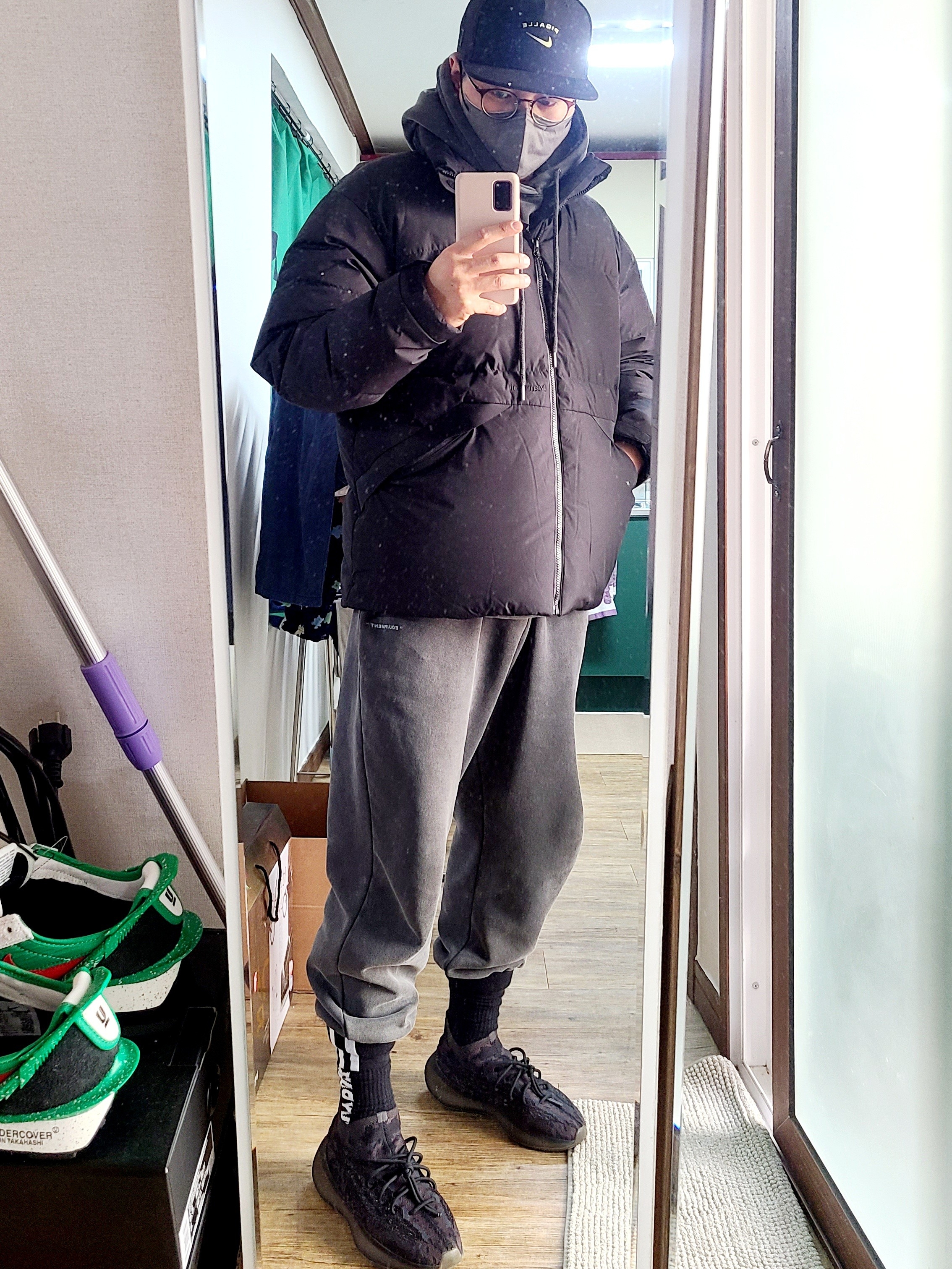 Adidas Yeezy Boost 380 Onyx - Non-Reflective 착용 스타일