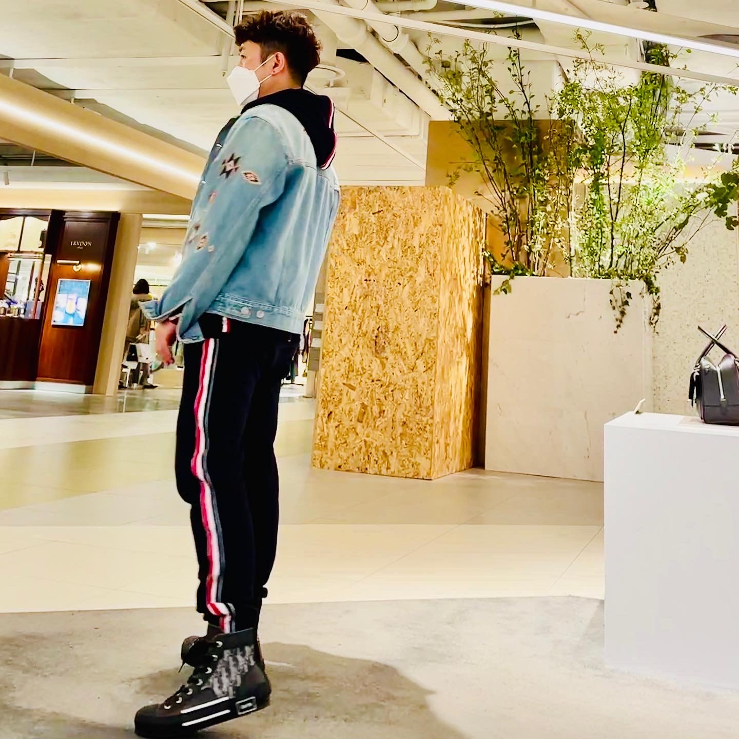 Dior B23 High Dior Oblique Canvas with Black Calfskin, Thom Browne Stripe Sweatpants Light Navy 착용 스타일 - 1