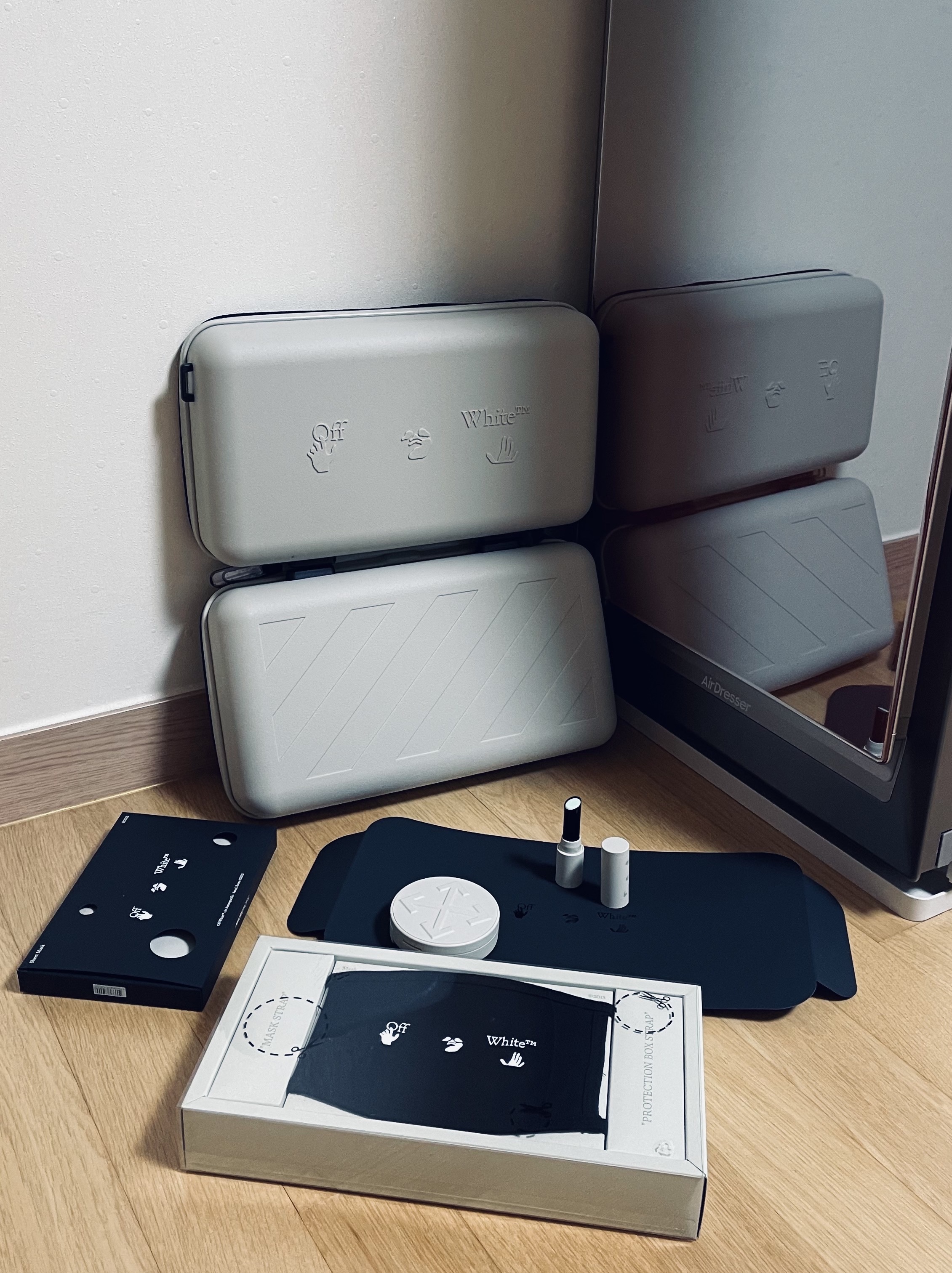 Off-White x Amore Pacific Protection Box (Without Cosmetics) 착용 스타일