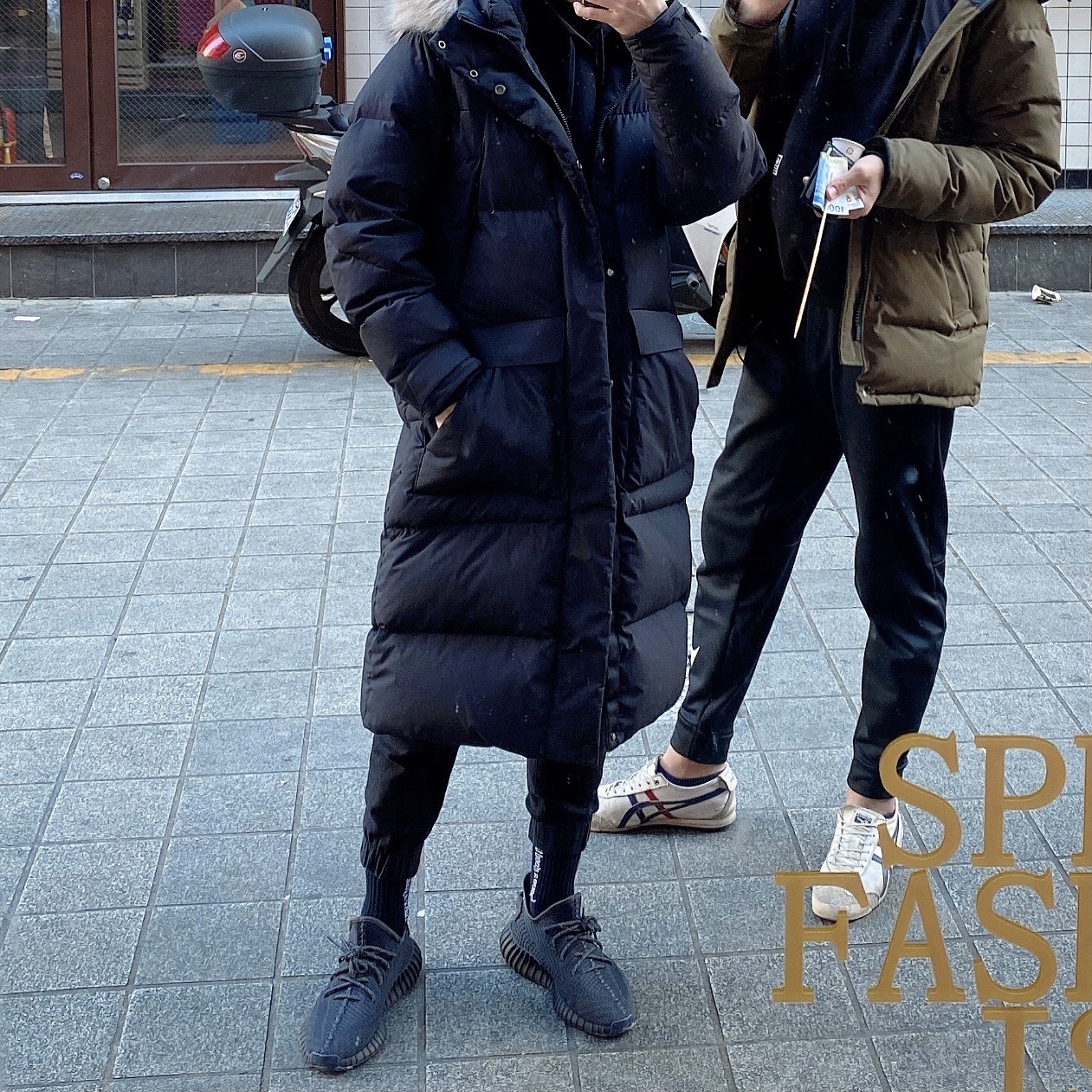 Adidas Yeezy Boost 350 V2 Black - Non-Reflective 착용 스타일