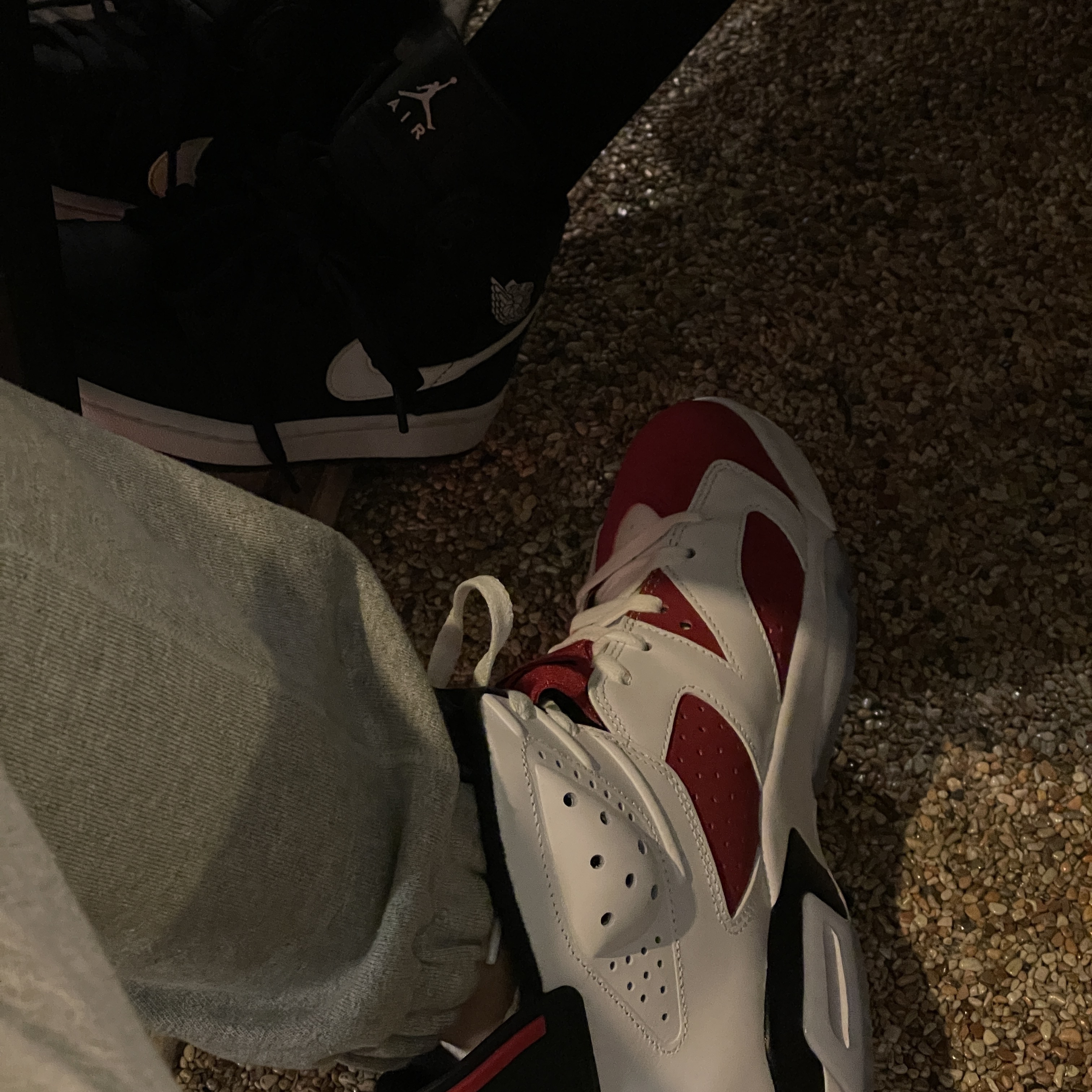Jordan 6 Retro Carmine 2021, (W) Jordan 1 Mid Black White 착용 스타일