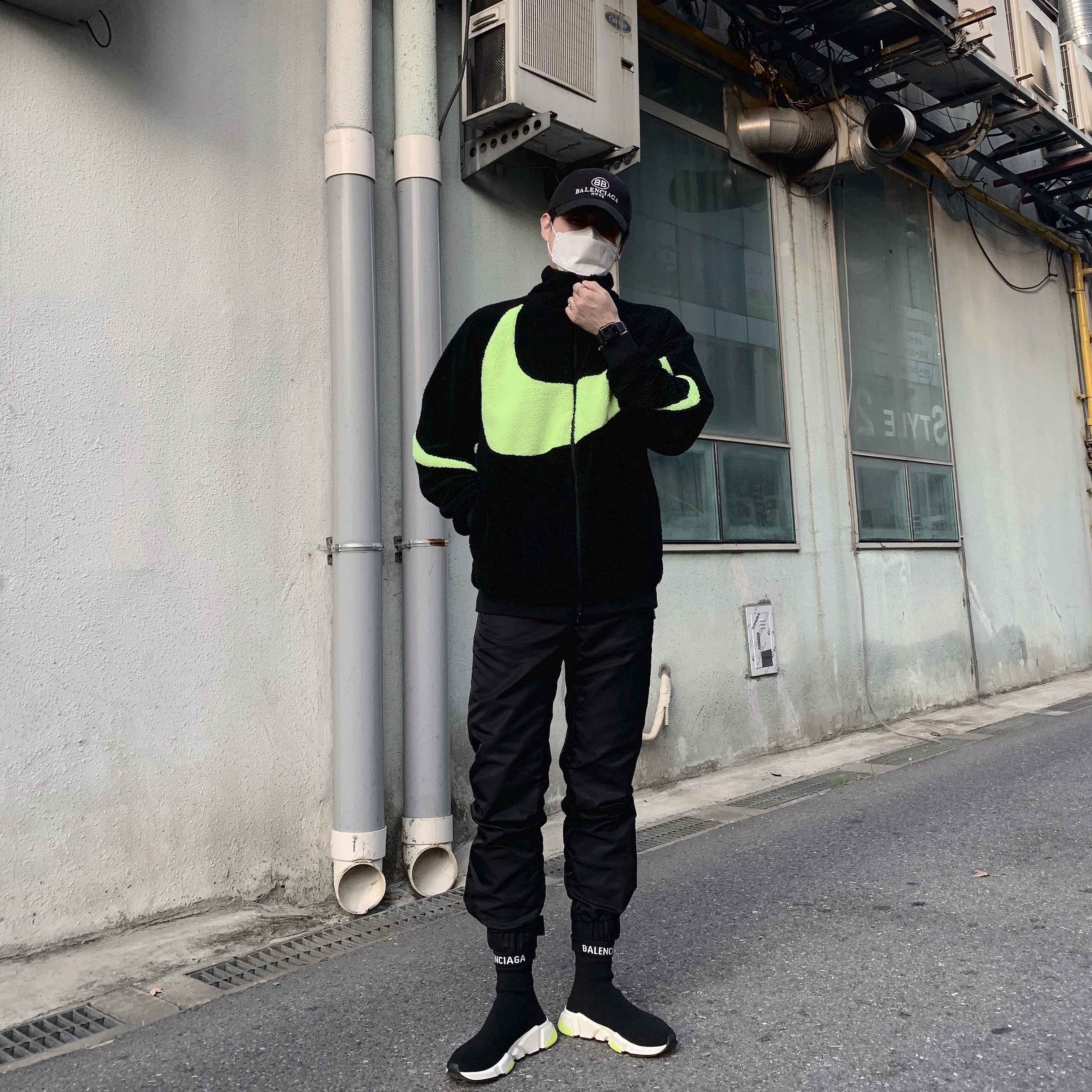 Nike Big Swoosh Full Zip Jacket Black Volt 착용 스타일