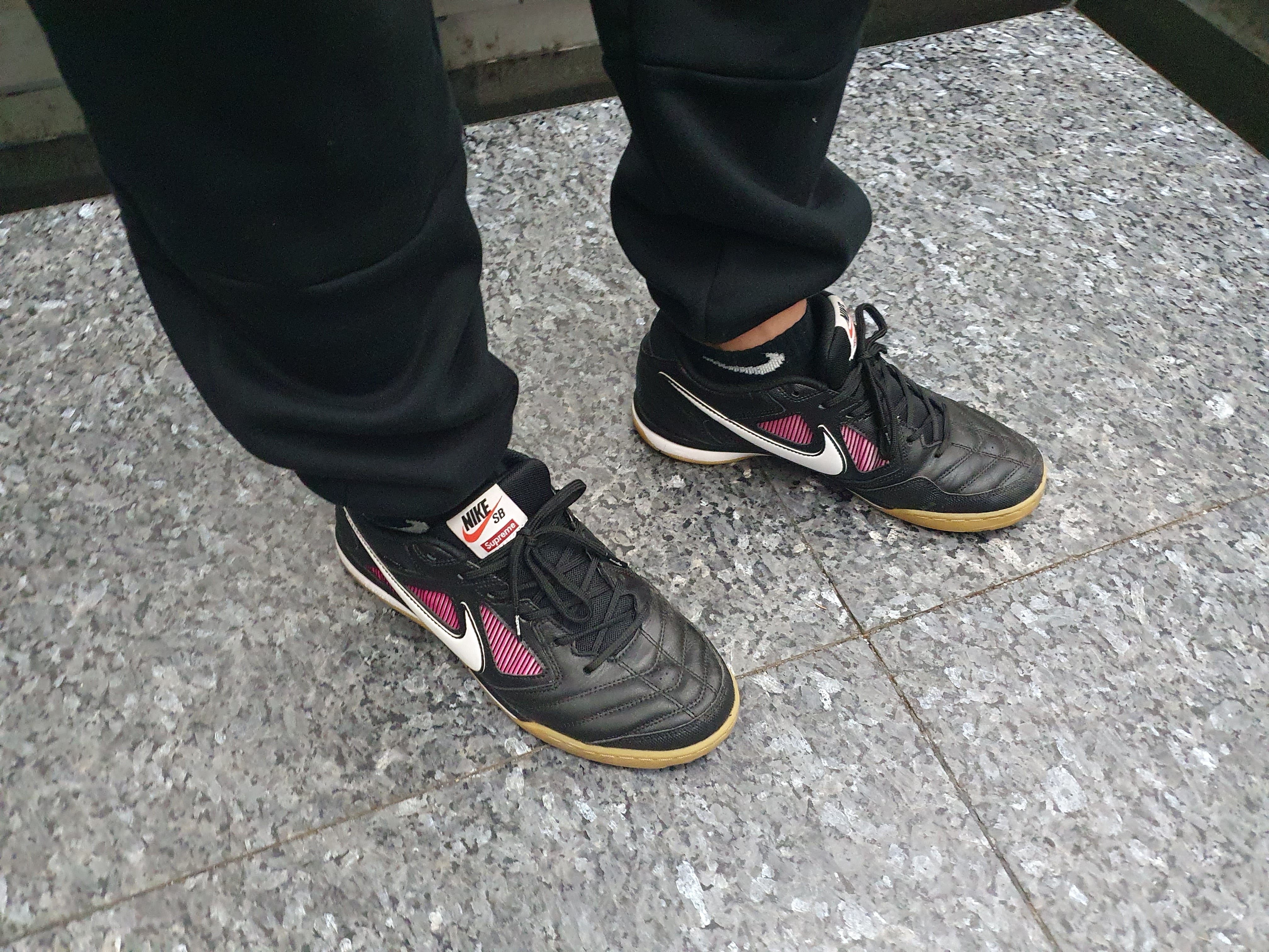Nike x Supreme SB Gato Black 착용 스타일
