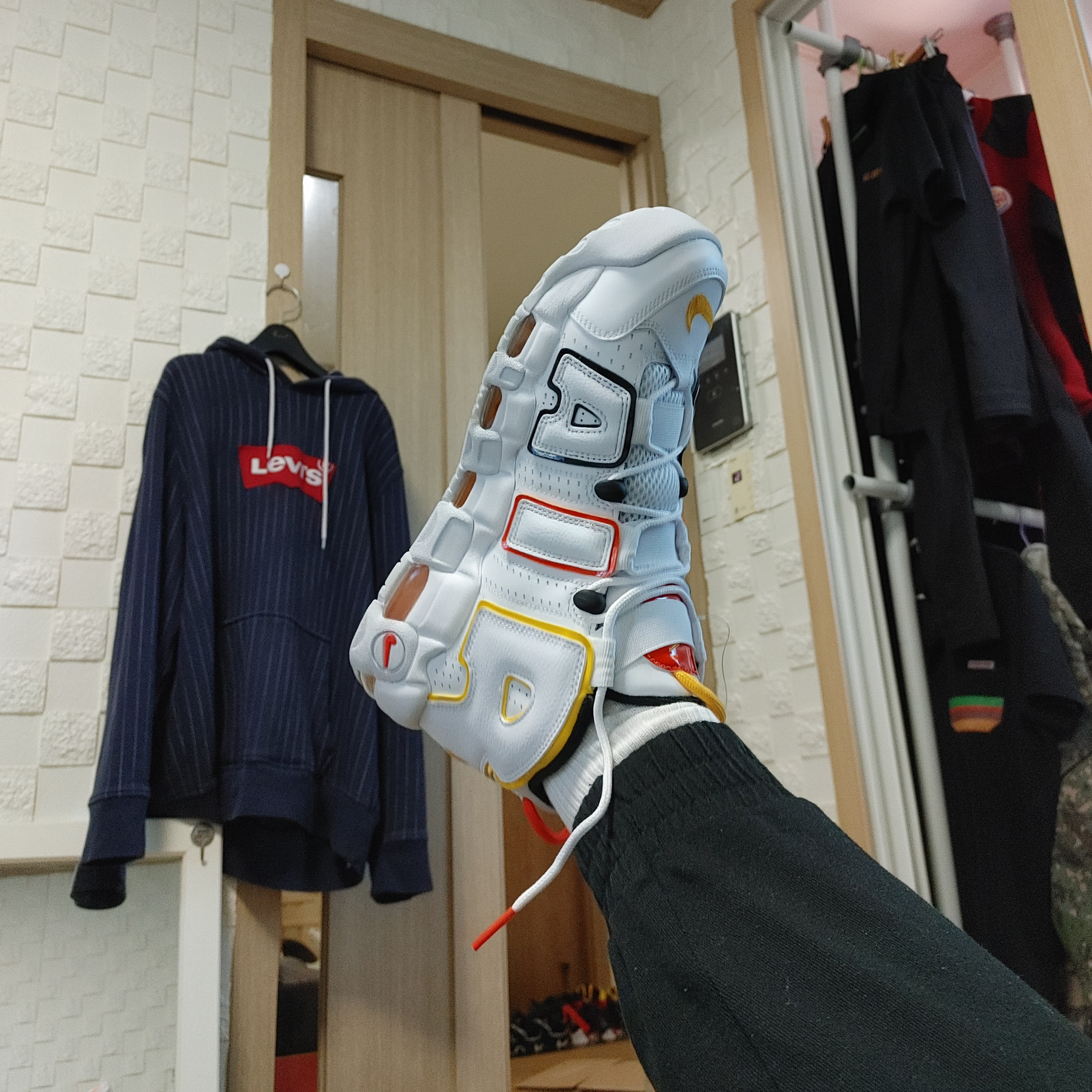 Nike Air More Uptempo Rayguns 착용 스타일 - 2