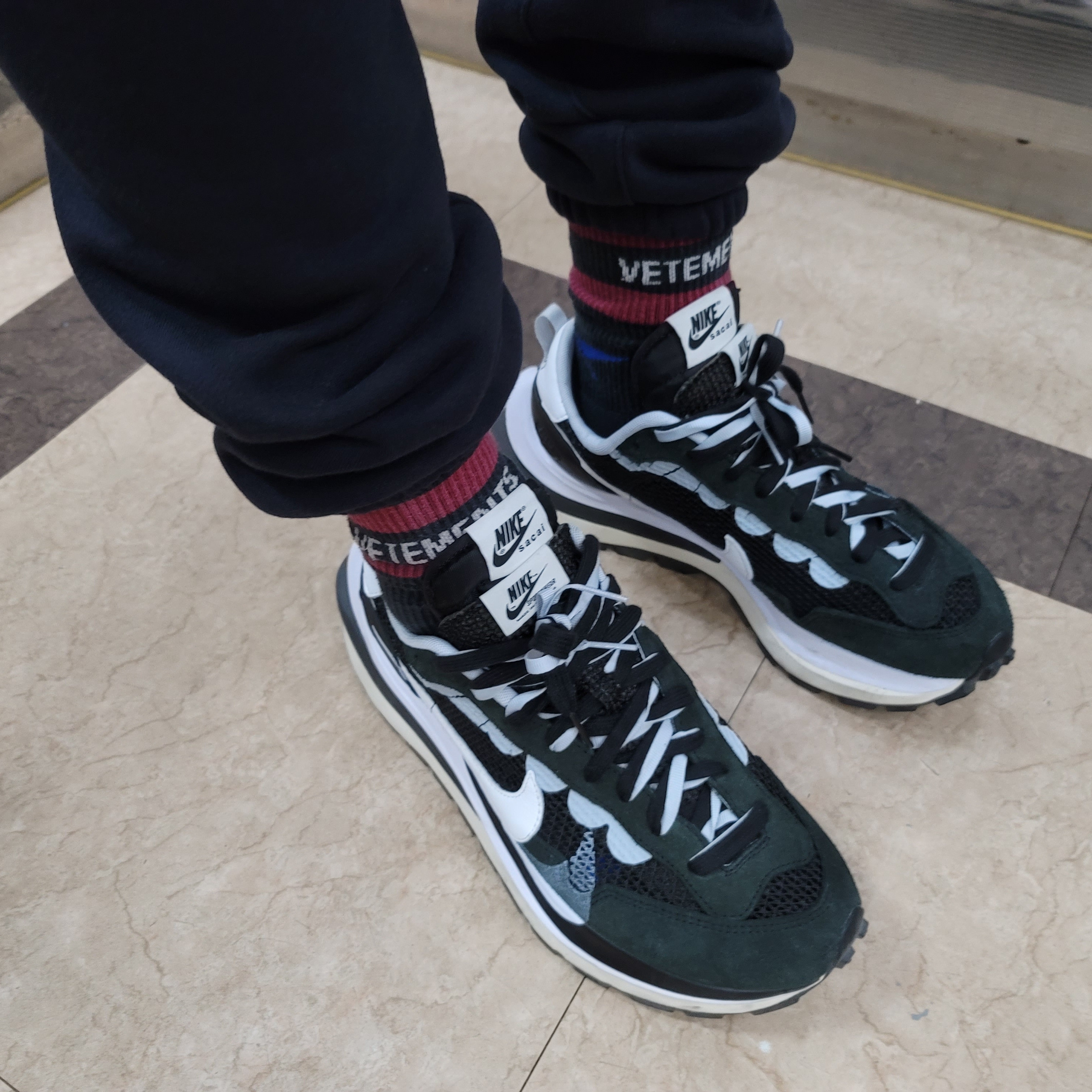 Adidas Yeezy Boost 350 V2 Black Red 2020, Essentials Sweatpants Dark Slate/Black 2020 착용 스타일 - 2