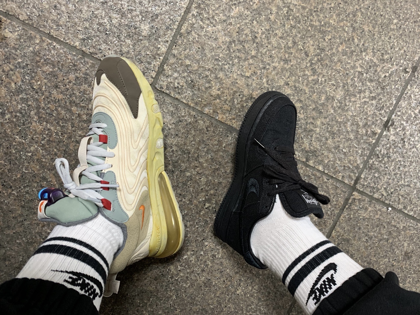 Nike x Travis Scott Air Max 270 React Cactus Trails, Nike x Stussy Air Force 1 Low Triple Black 착용 스타일