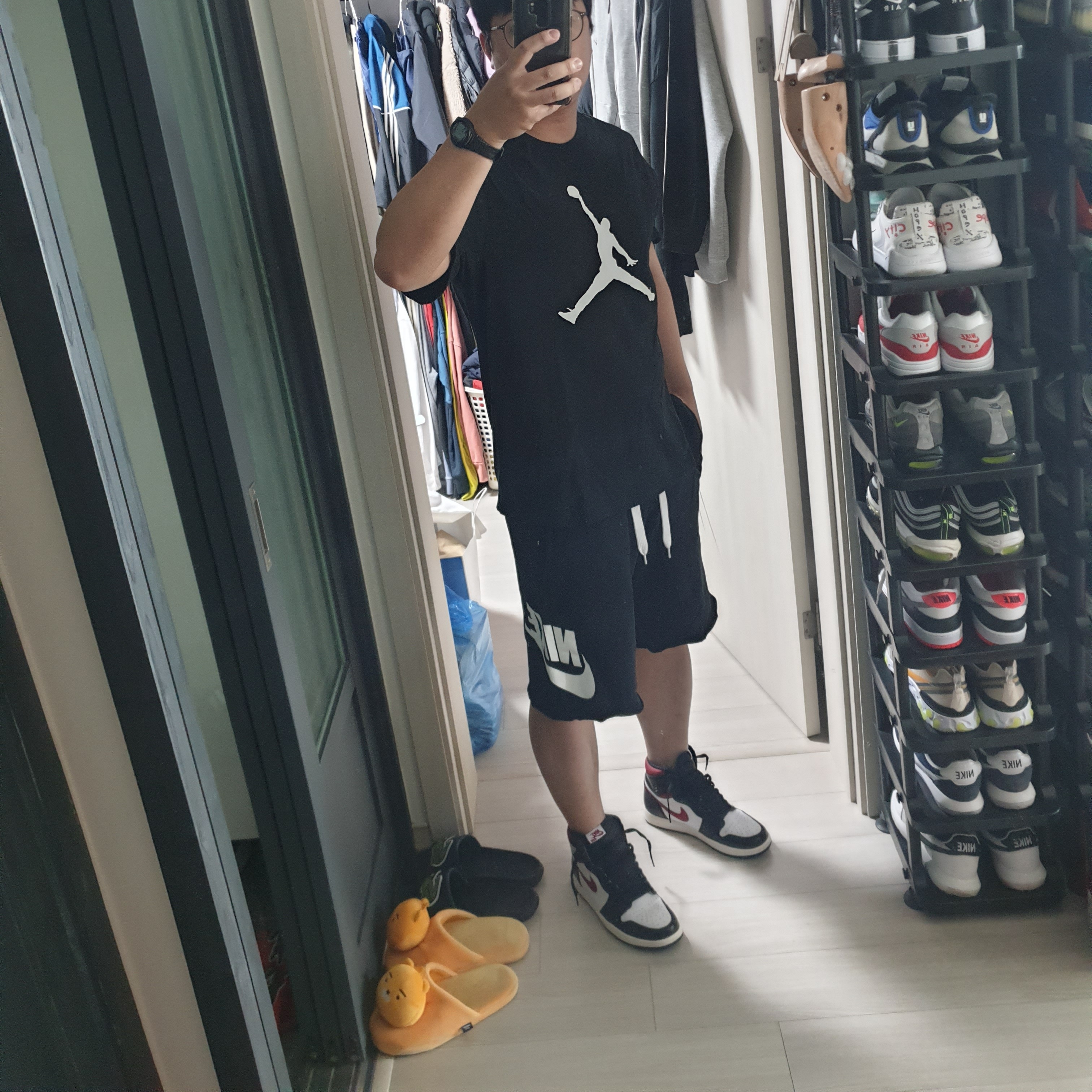 Adidas Yeezy Boost 700 Wave Runner Solid Grey 2017/2019, Jordan 1 Retro High OG Gym Red 착용 스타일 - 3