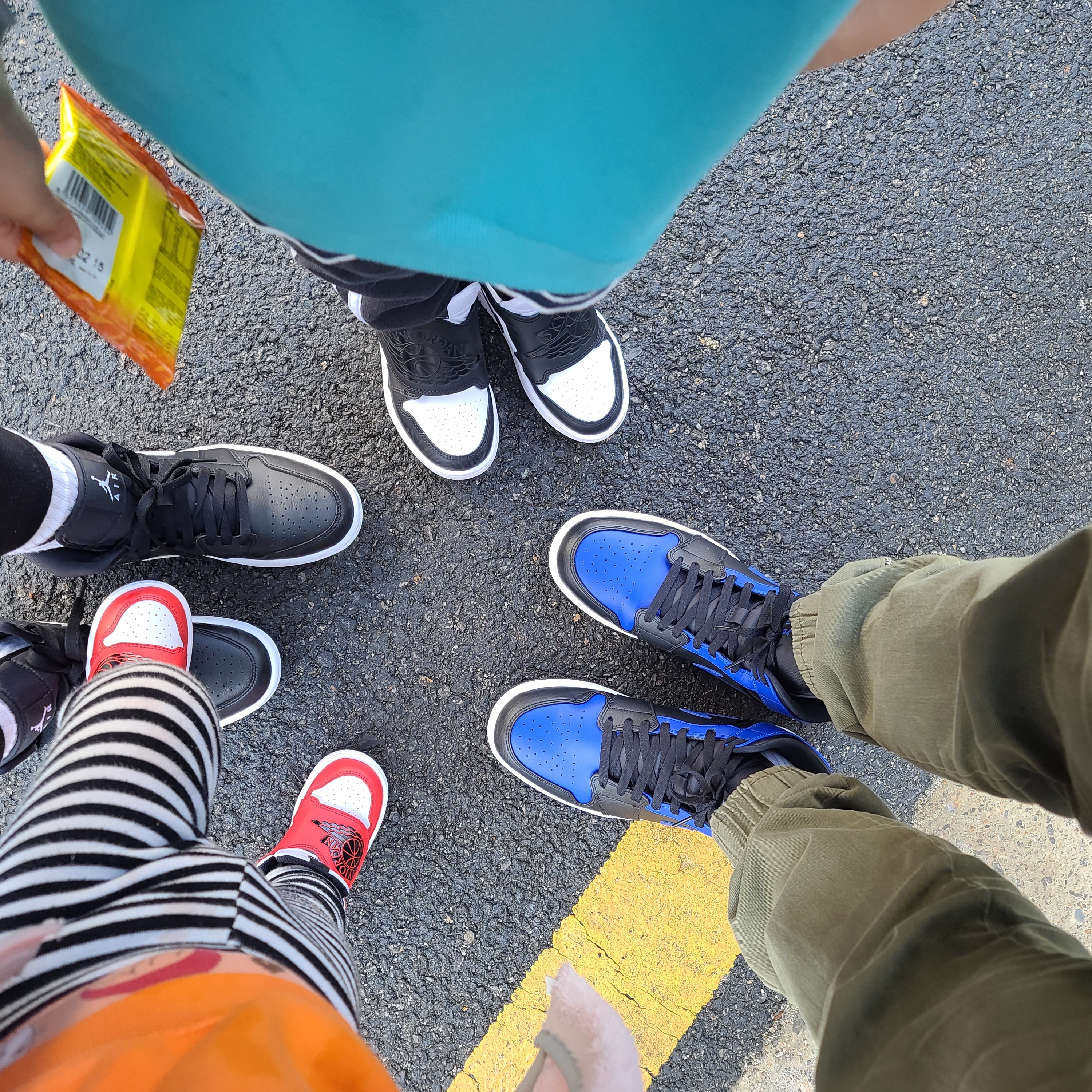 Jordan 1 Mid Black Hyper Royal 착용 스타일 - 1