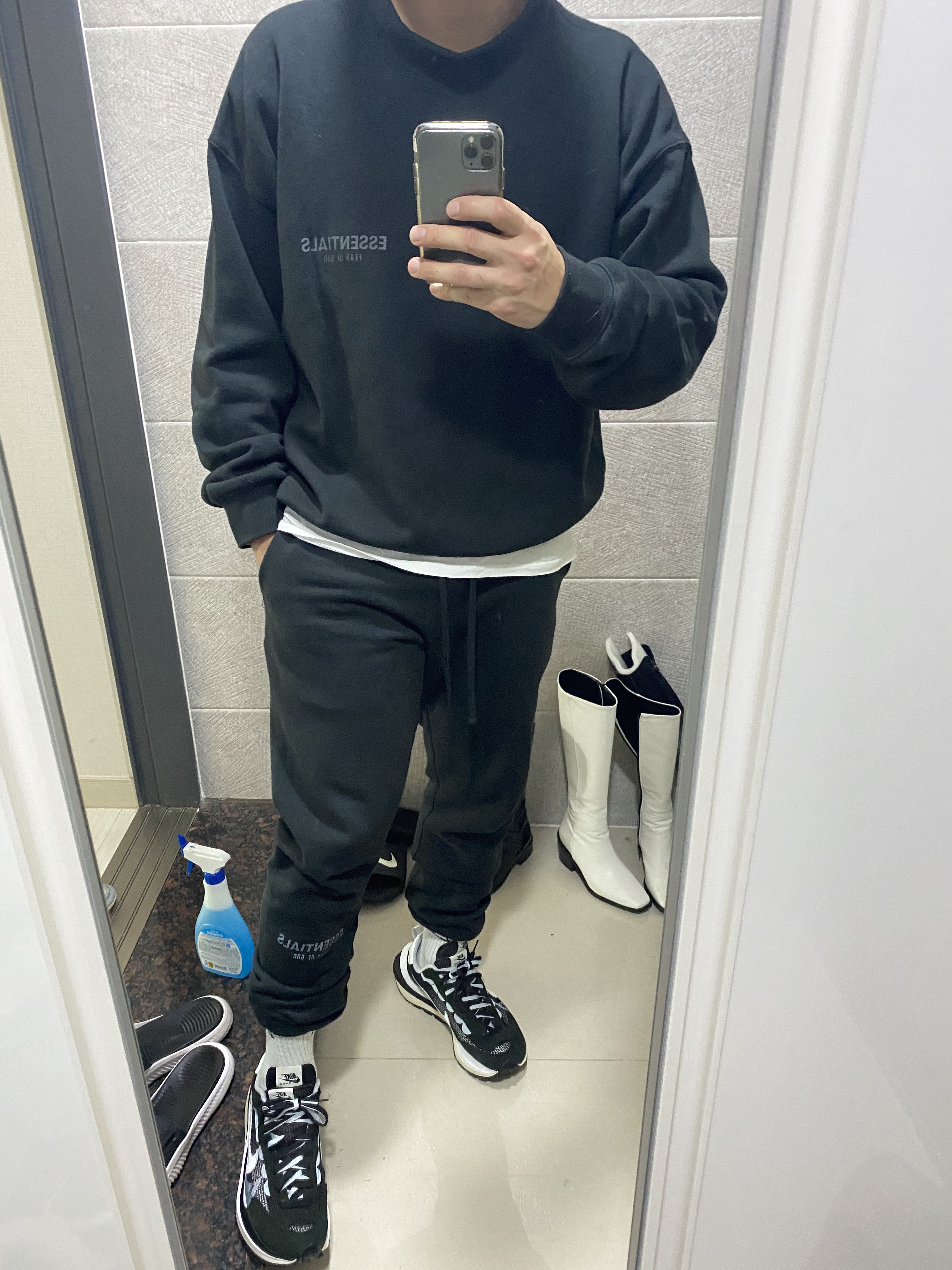 Nike x Sacai VaporWaffle Black White, Essentials Sweatpants Dark Slate/Black 2020 착용 스타일