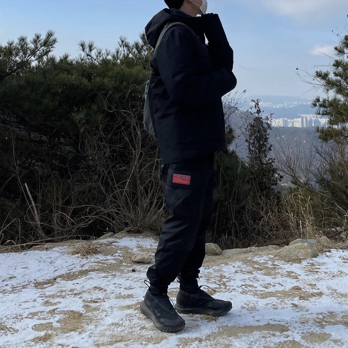Nike ACG Mountain Fly Gore-Tex Black and Dark Grey 착용 스타일 - 1