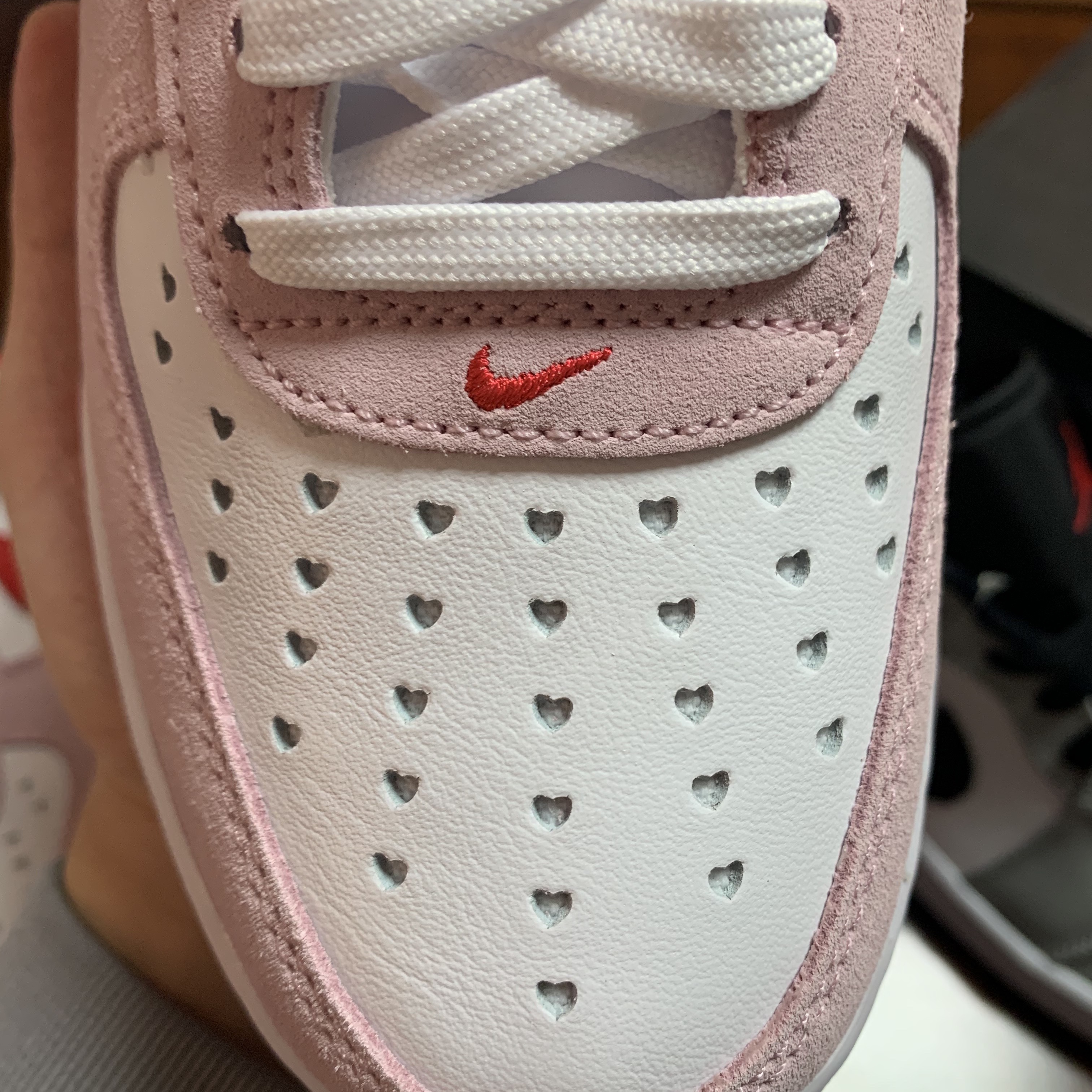 Nike Air Force 1 '07 QS Valentine's Day 착용 스타일 - 3