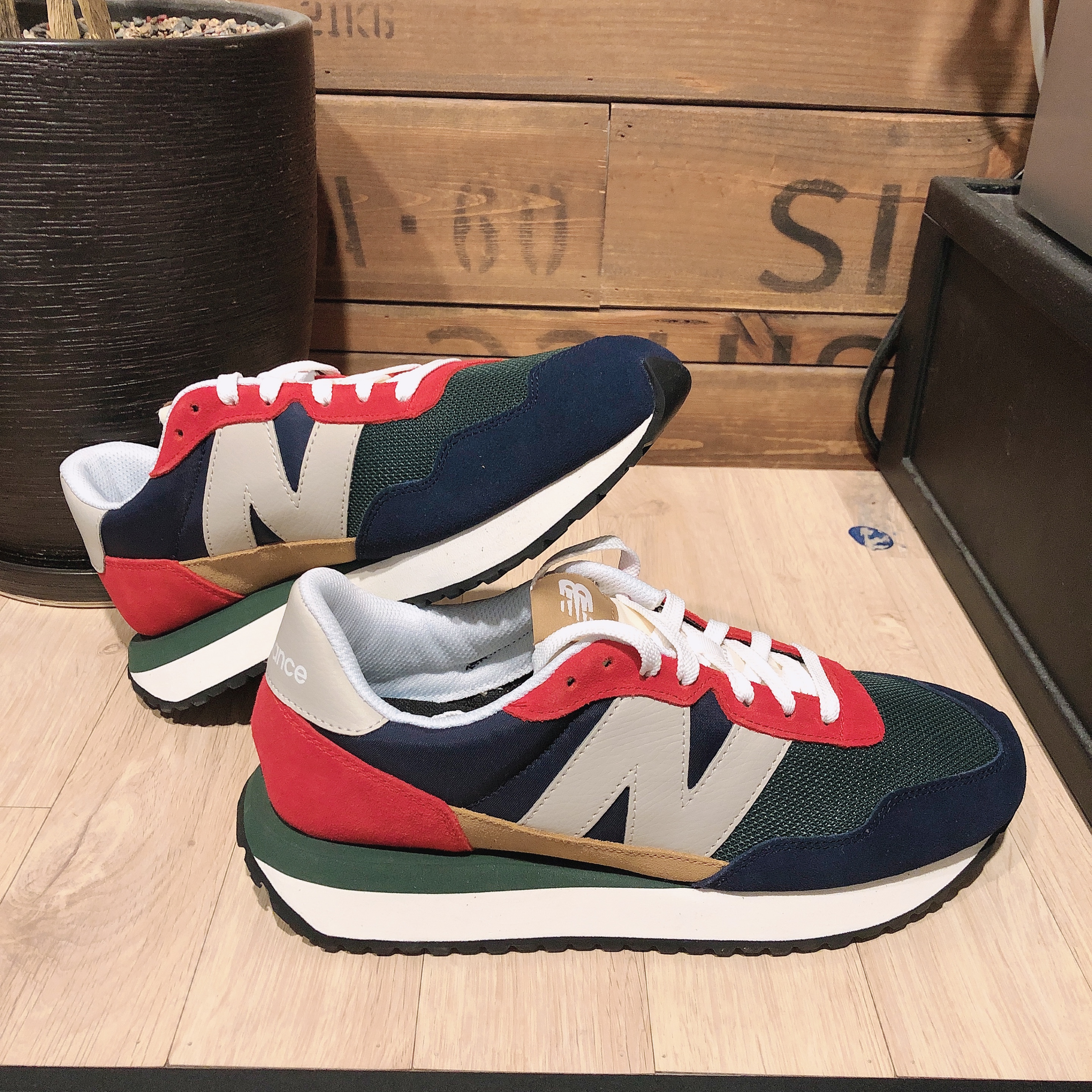 New Balance 237 Team Red 착용 스타일 - 1