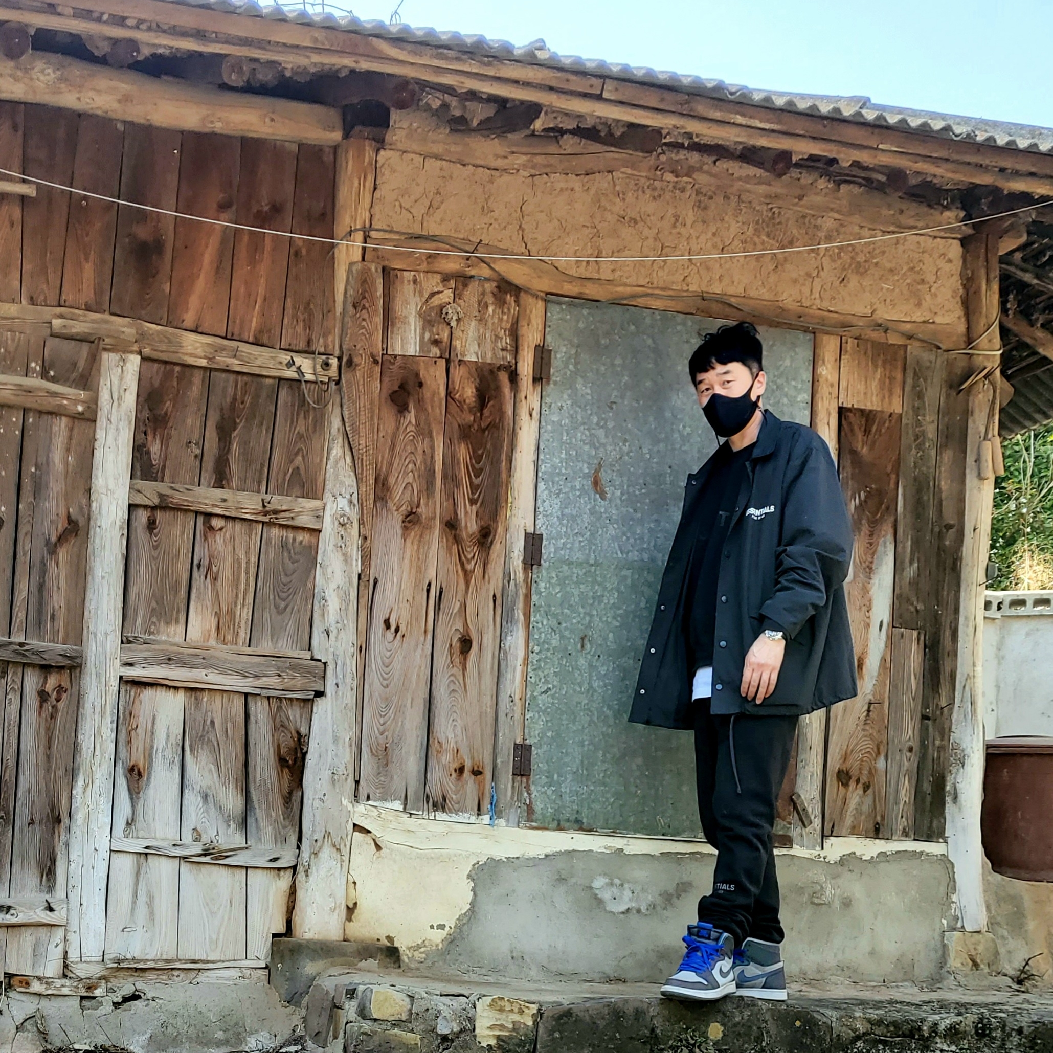 Essentials Sweatpants Dark Slate/Black 2020, Essentials 3D Silicon Applique Crewneck Dark Slate/Black 2020 착용 스타일 - 1