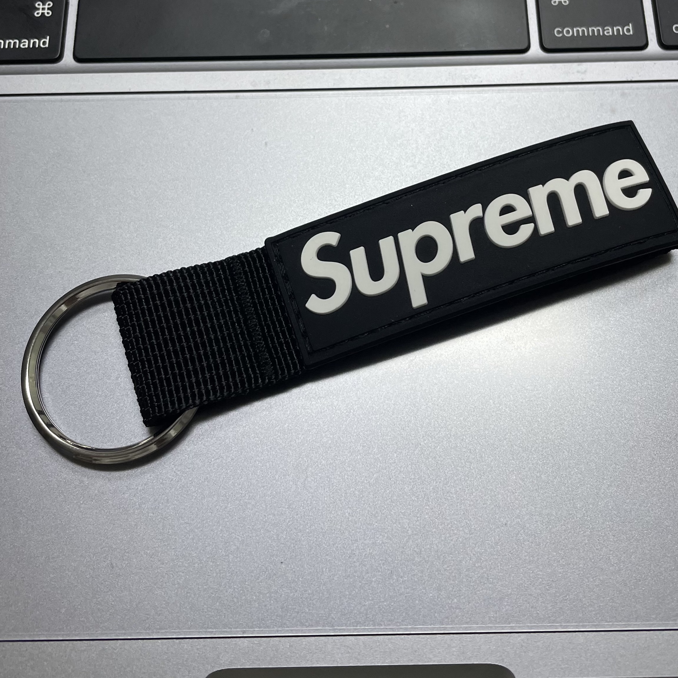 Supreme Webbing Keychain Black - 20FW 착용 스타일