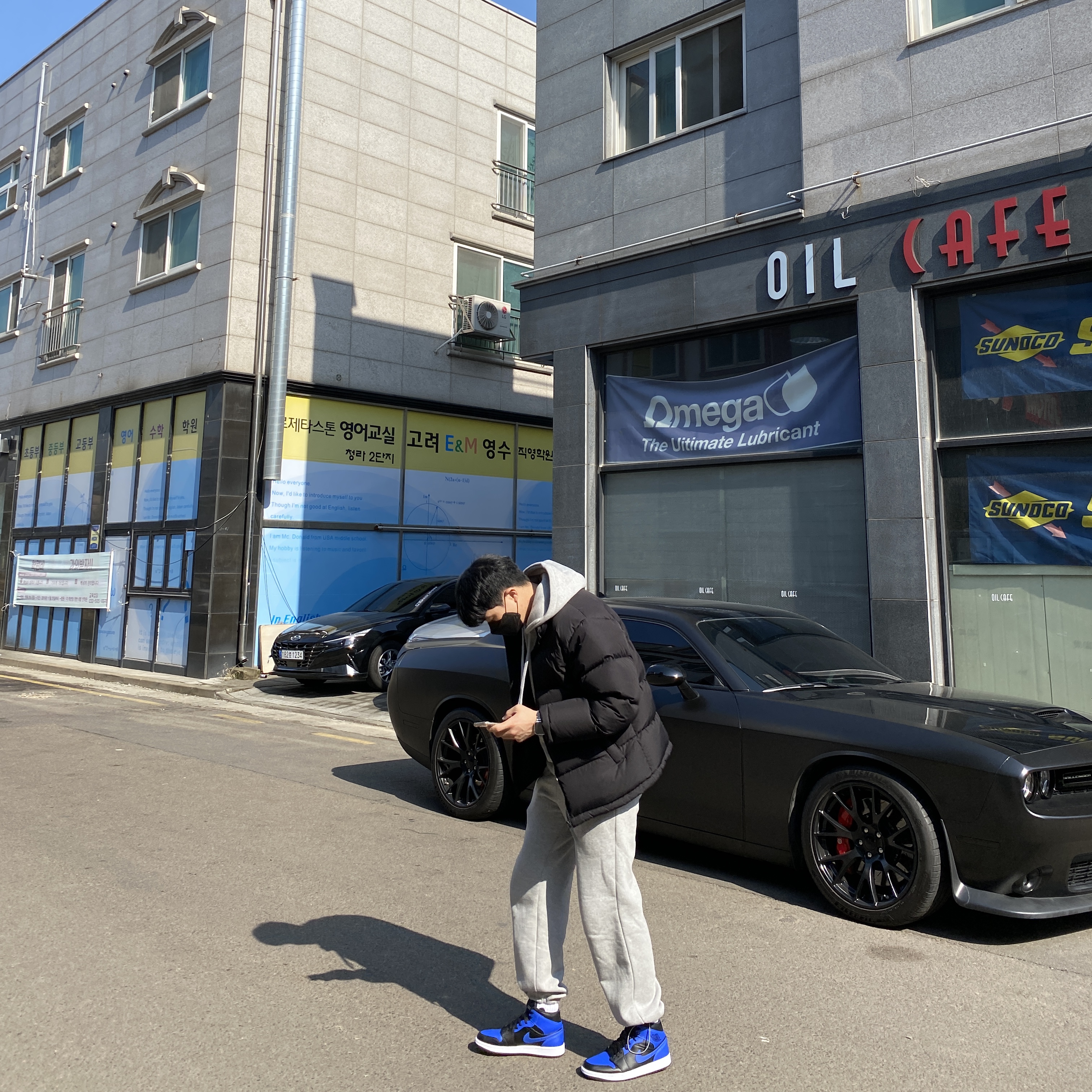 Jordan 1 Mid Black Hyper Royal 착용 스타일