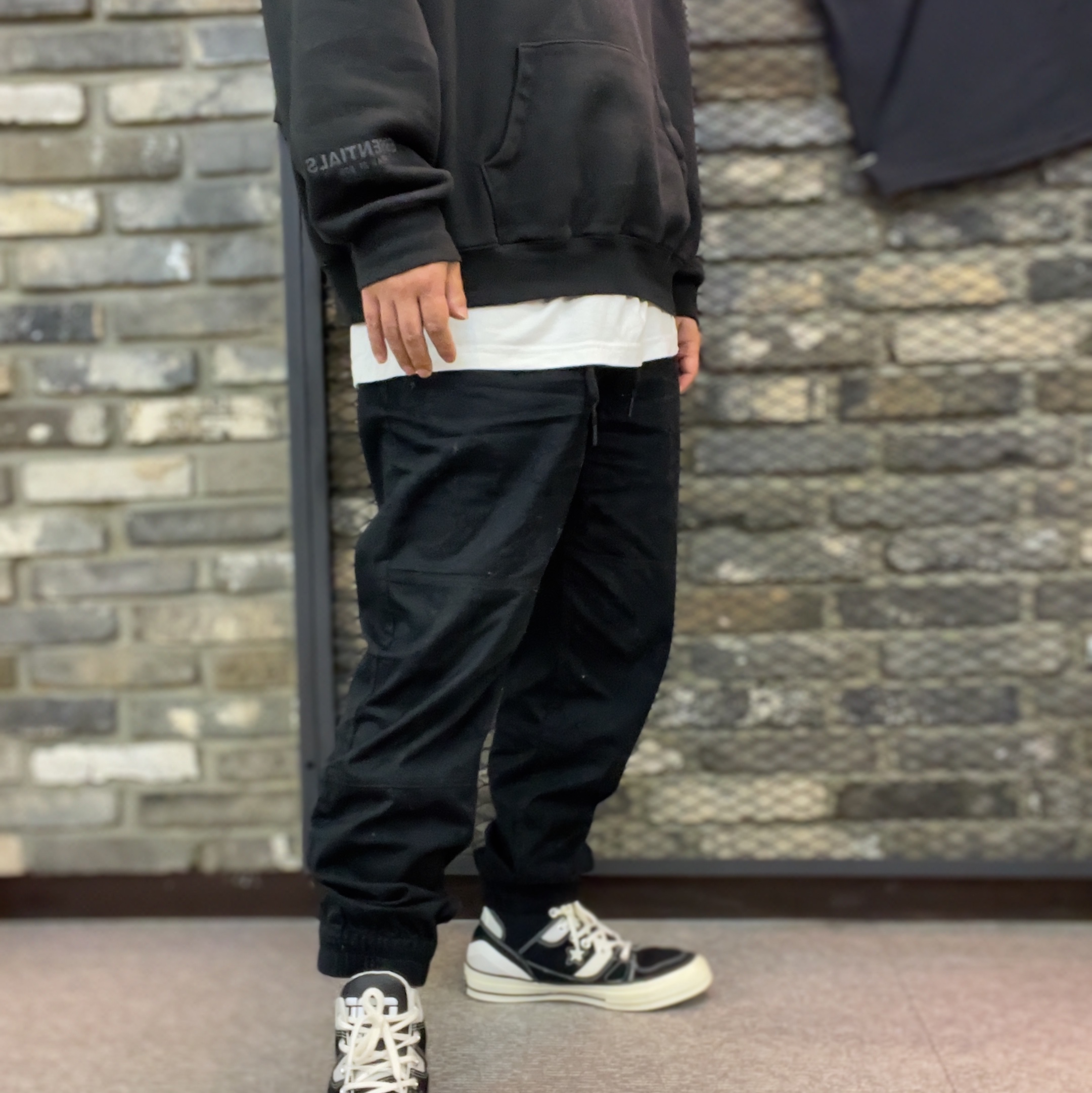 Essentials 3D Silicon Applique Pullover Hoodie Dark Slate/Black 2020, Essentials Tote Bag Dark Slate/Stretch Limo/Black - 20FW 착용 스타일