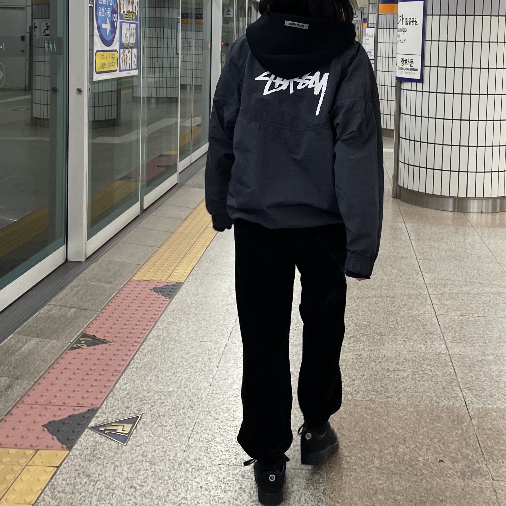 Nike x Stussy Air Force 1 Low Triple Black, Nike x Stussy Windrunner Jacket Off Noir 착용 스타일