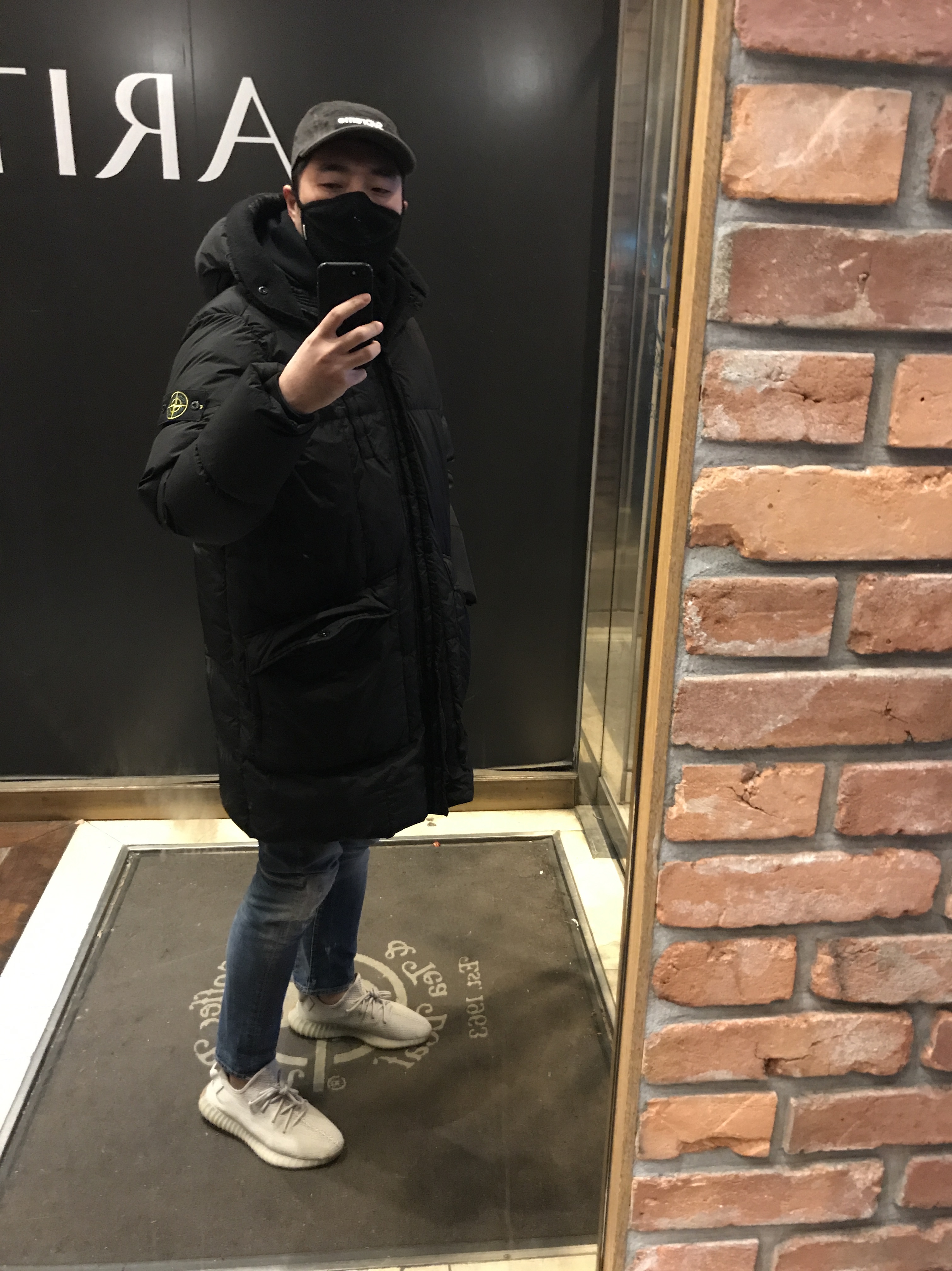 Adidas Yeezy Boost 350 V2 Sesame 2018, Supreme Washed Linen Camp Cap Black - 19SS 착용 스타일