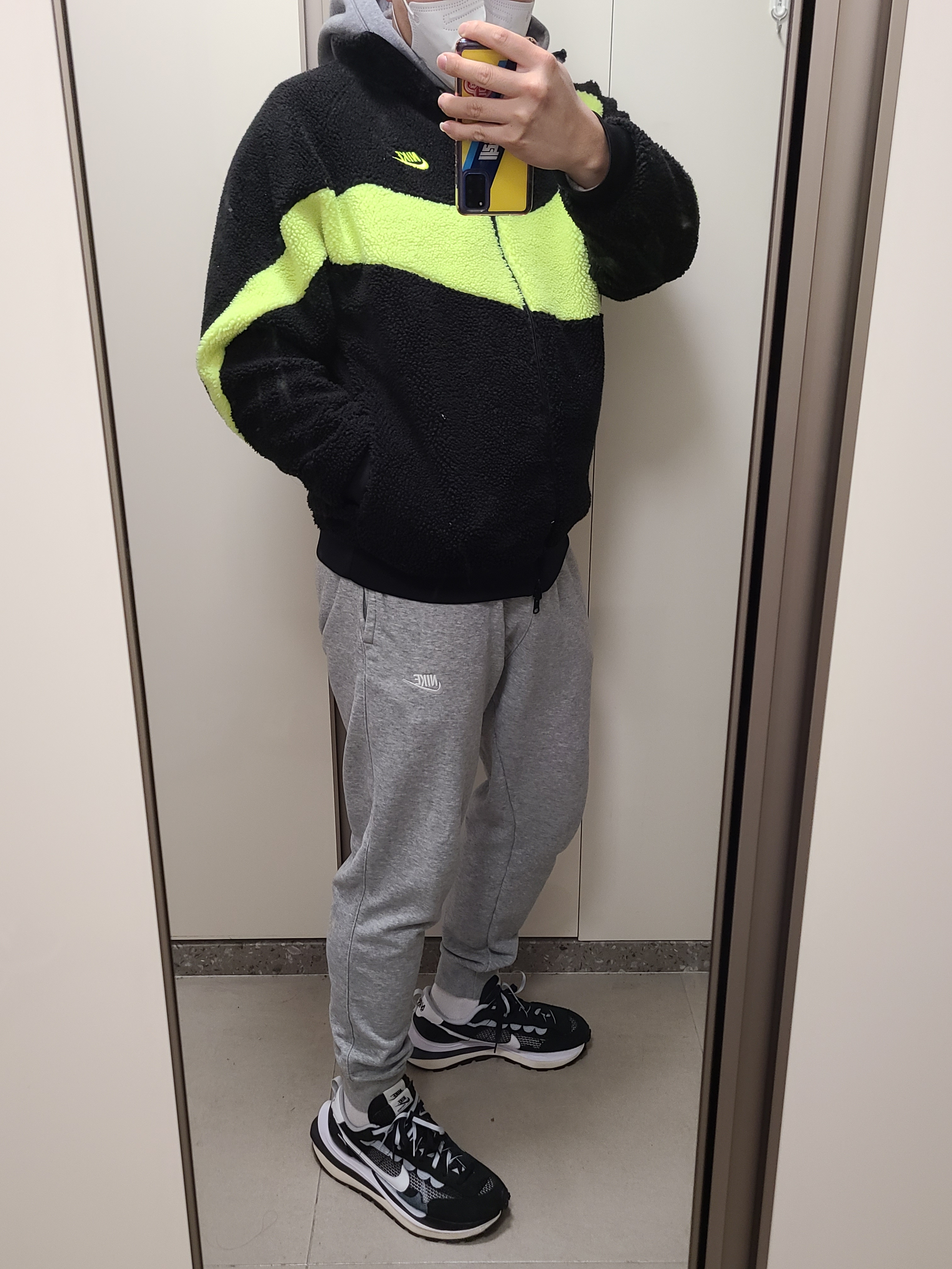 Nike x Sacai VaporWaffle Black White, Nike Big Swoosh Full Zip Jacket Black Volt 착용 스타일