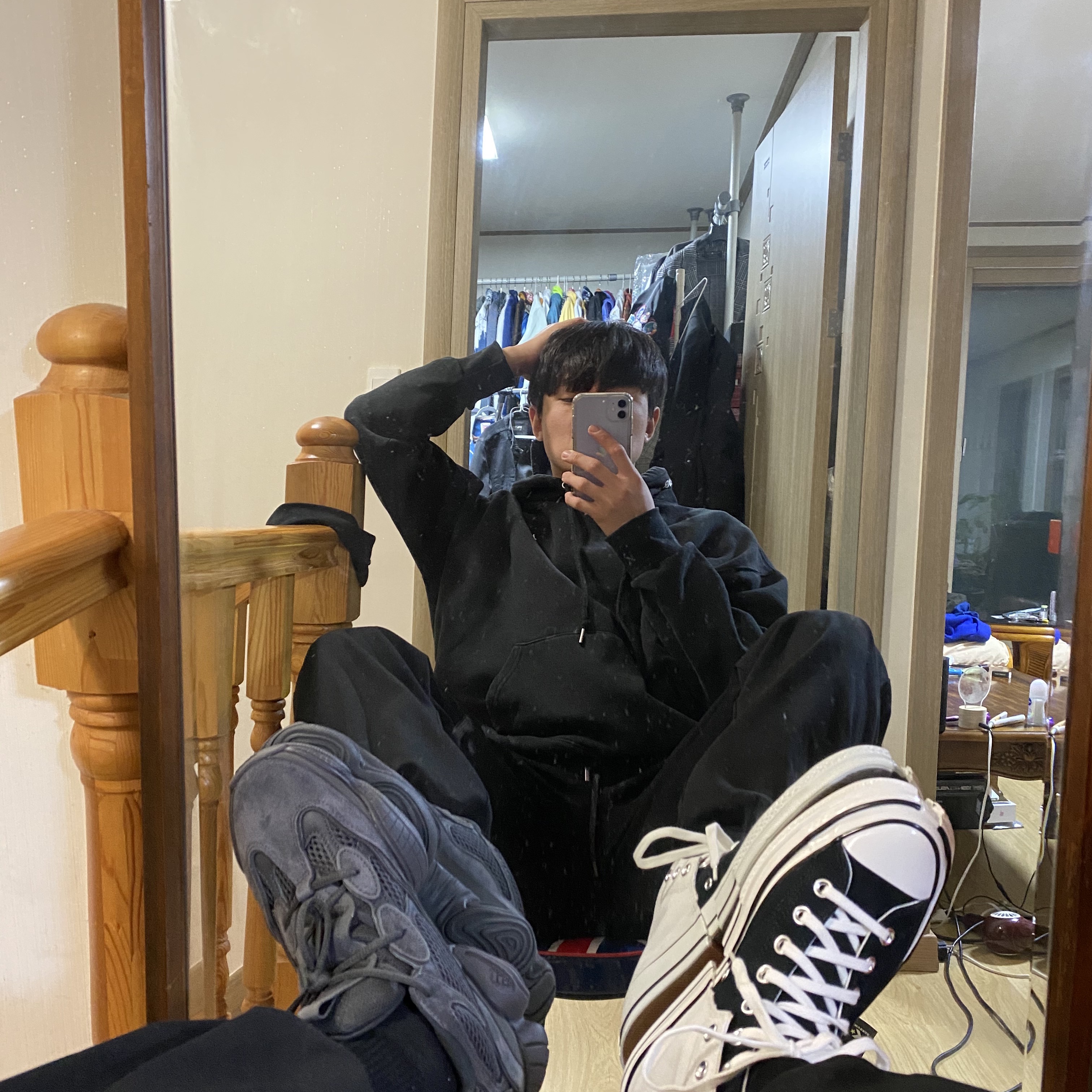 Adidas Yeezy 500 Utility Black 2018/2020, Converse x Feng Chen Wang Chuck 70 2-in-1 Natural Ivory Black 착용 스타일