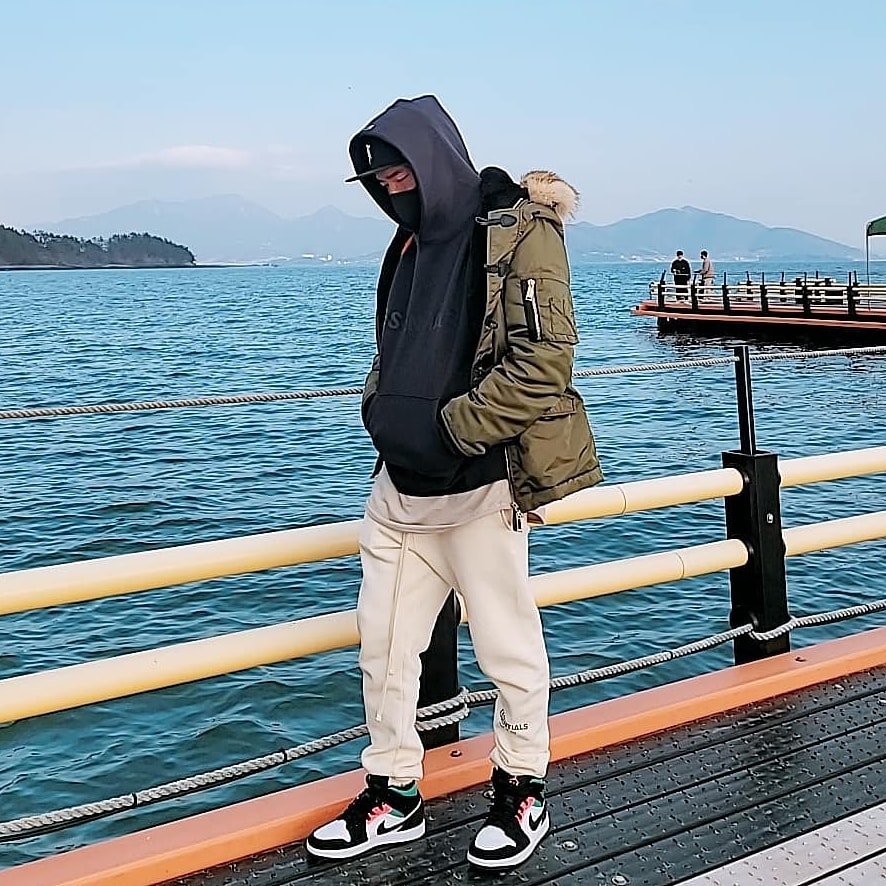 Jordan 1 Mid SE South Beach, Essentials Sweatpants Buttercream 2020 착용 스타일