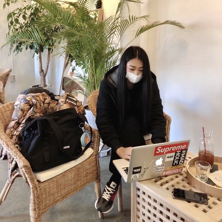New Balance 327 Magnet Team Red, Supreme Zip Tote Black - 20FW 착용 스타일