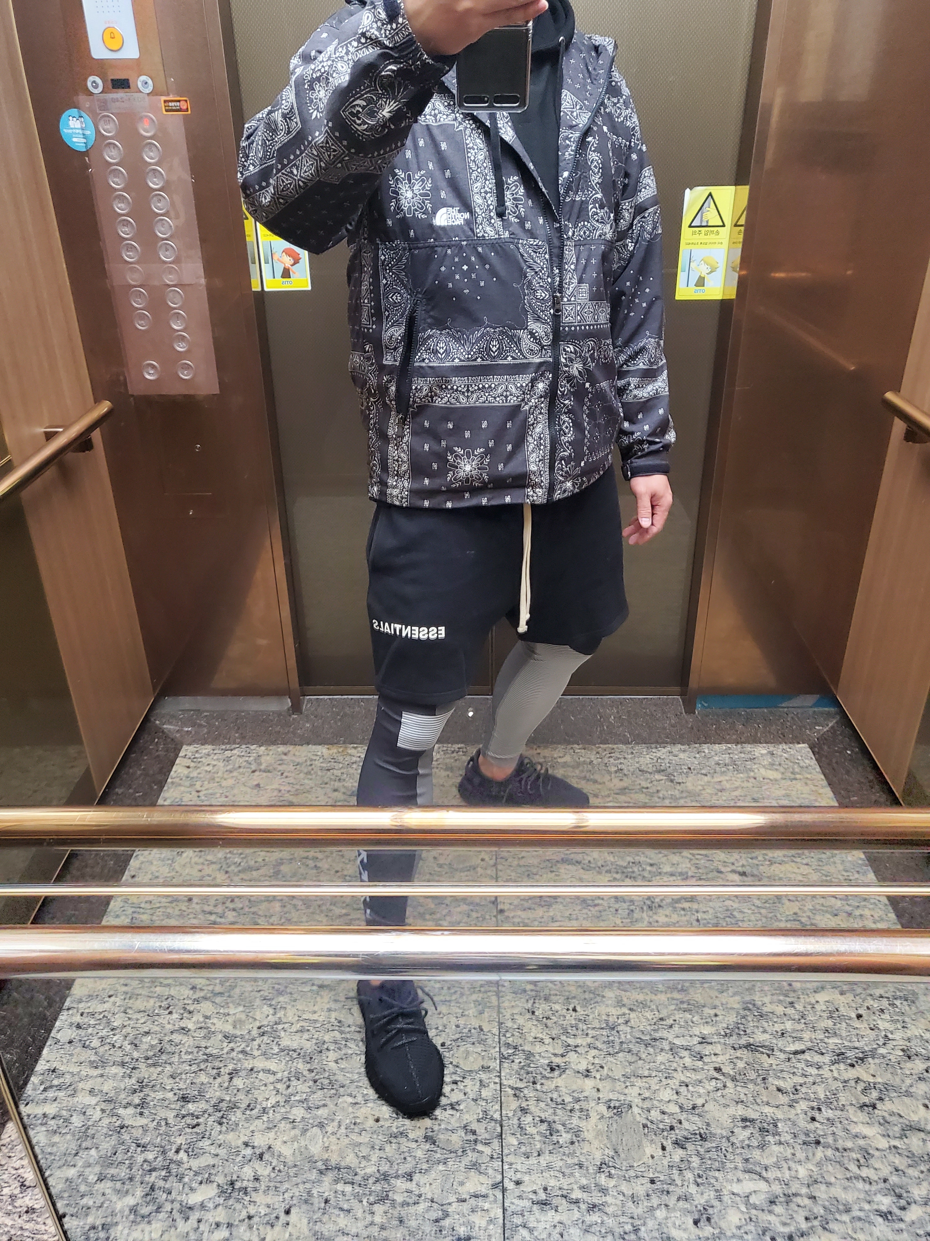 Adidas Yeezy Boost 350 V2 Black - Non-Reflective 착용 스타일 - 1