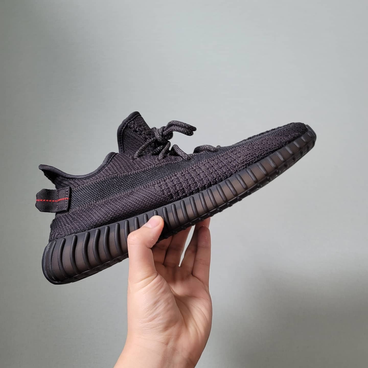 Adidas Yeezy Boost 350 V2 Black - Non-Reflective 착용 스타일 - 1