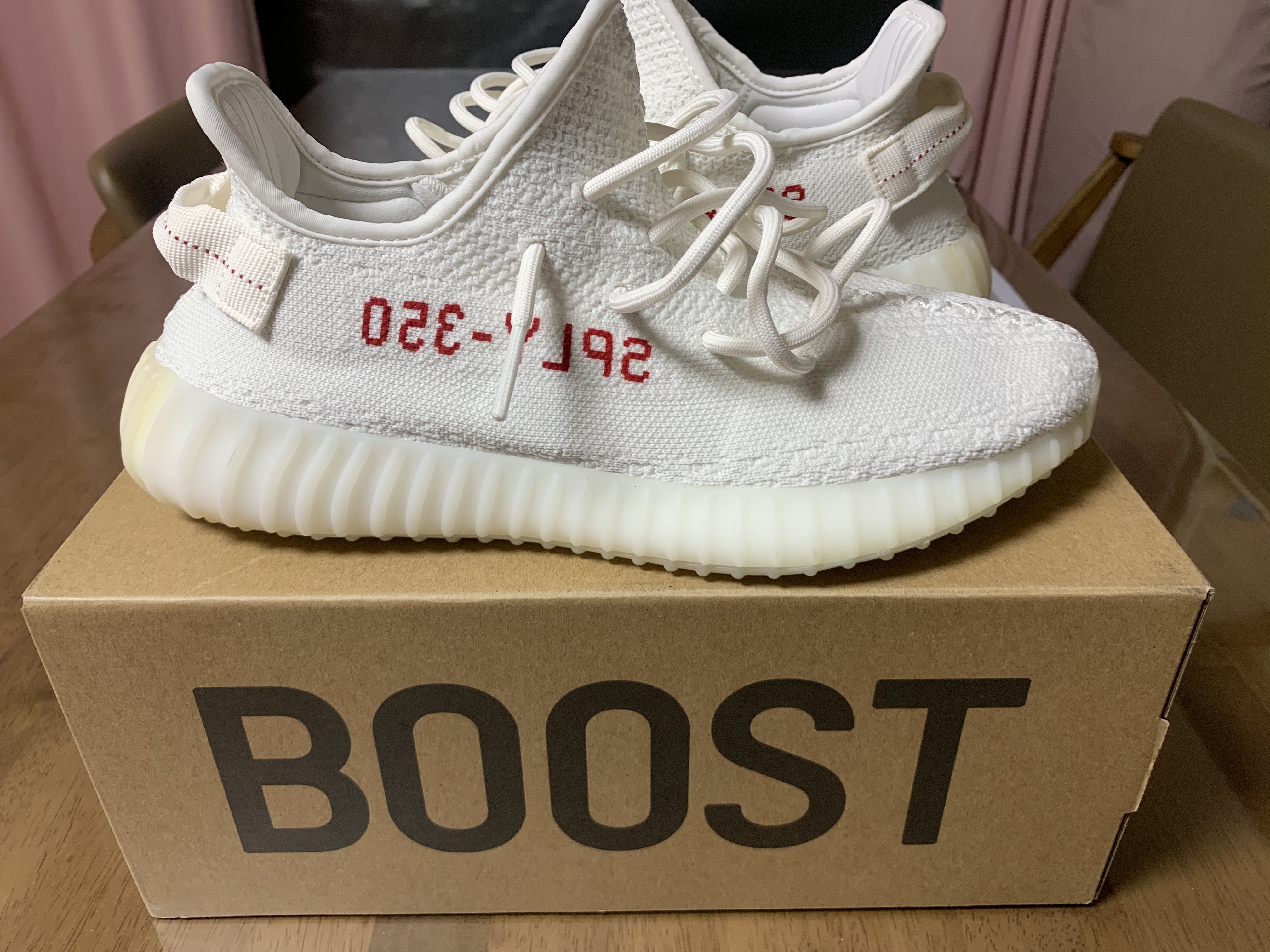 Adidas Yeezy Boost 350 V2 Cream/Triple White 착용 스타일