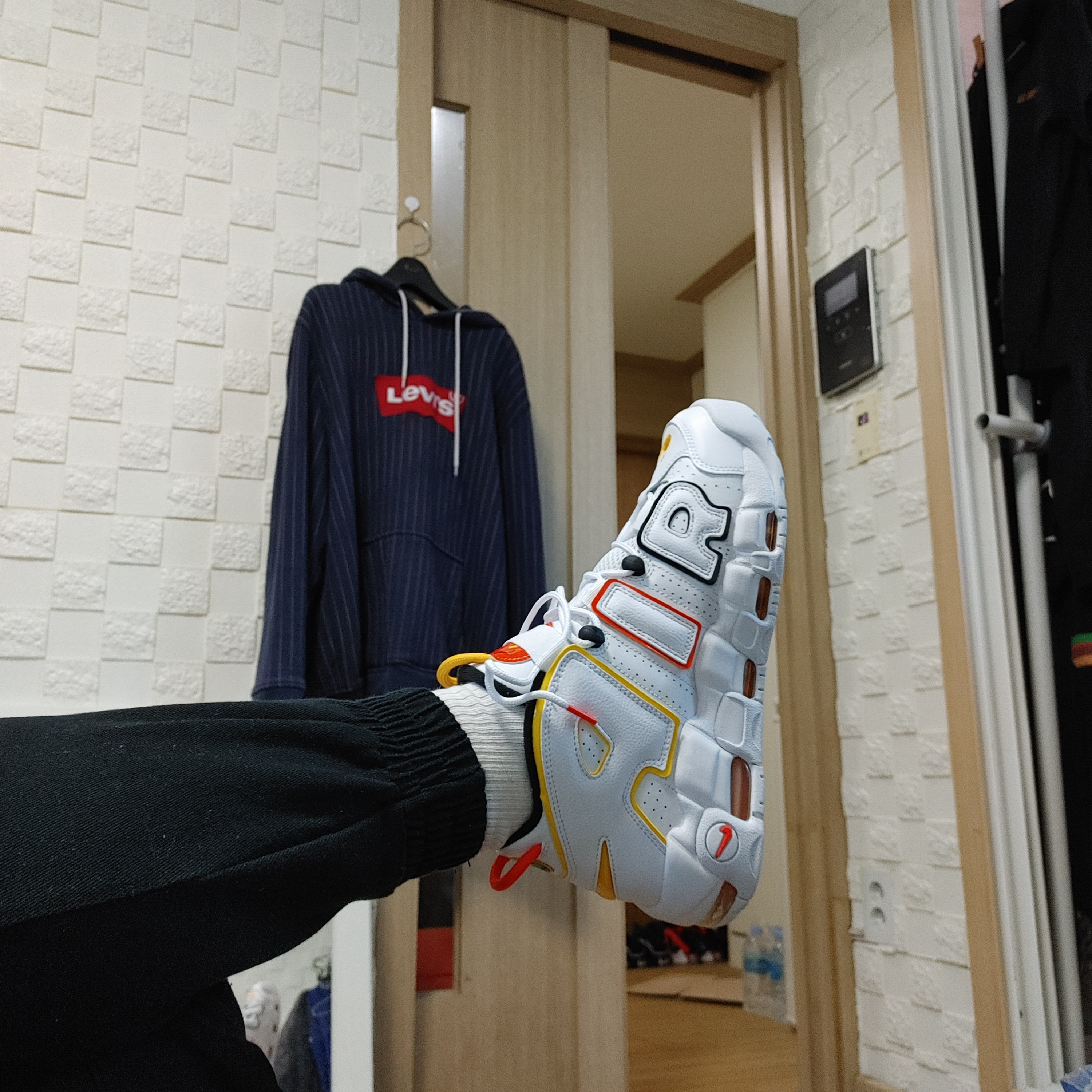 Nike Air More Uptempo Rayguns 착용 스타일 - 1