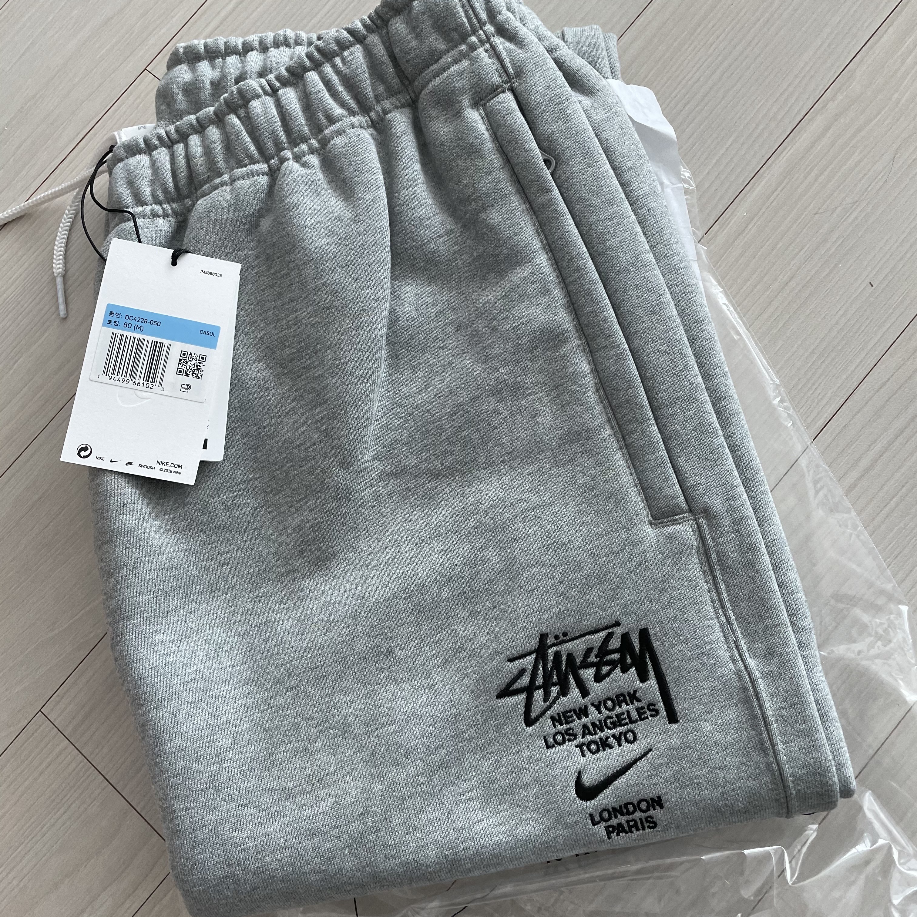 Nike x Stussy NRG ZR Fleece Pants Heather Grey - Asia, Nike x Stussy Benassi Slide Sail 착용 스타일 - 1