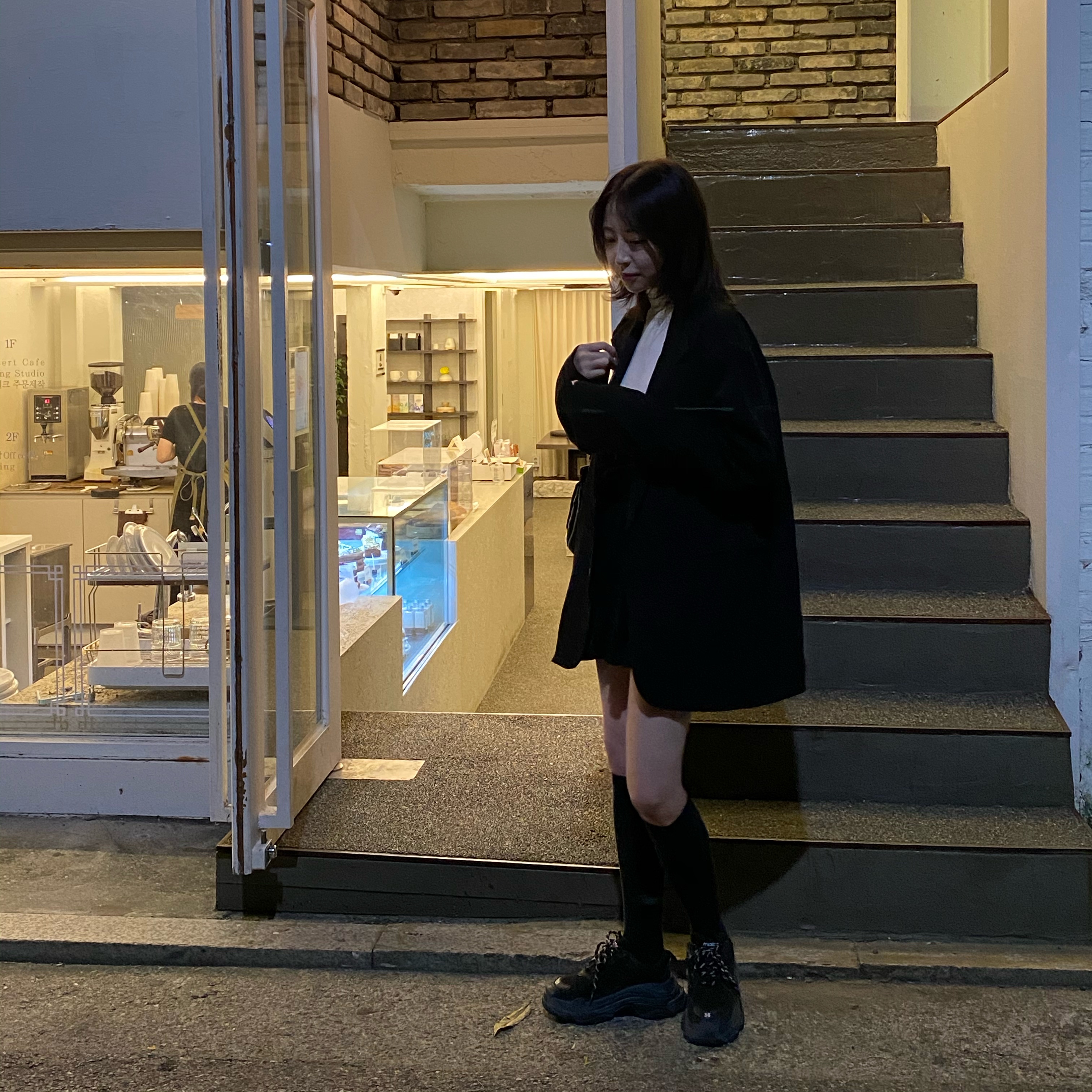 Balenciaga Triple S Trainer Triple Black 착용 스타일 - 3