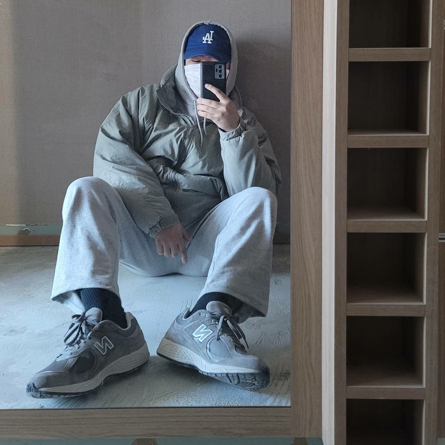 New Balance 2002R Grey 착용 스타일