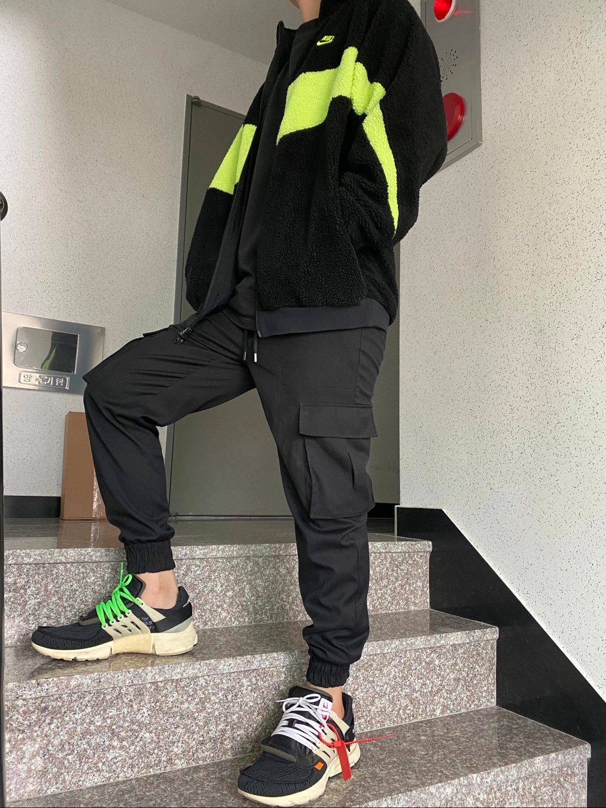 Nike x Off-White Air Presto OG The Ten, Nike Big Swoosh Full Zip Jacket Black Volt 착용 스타일