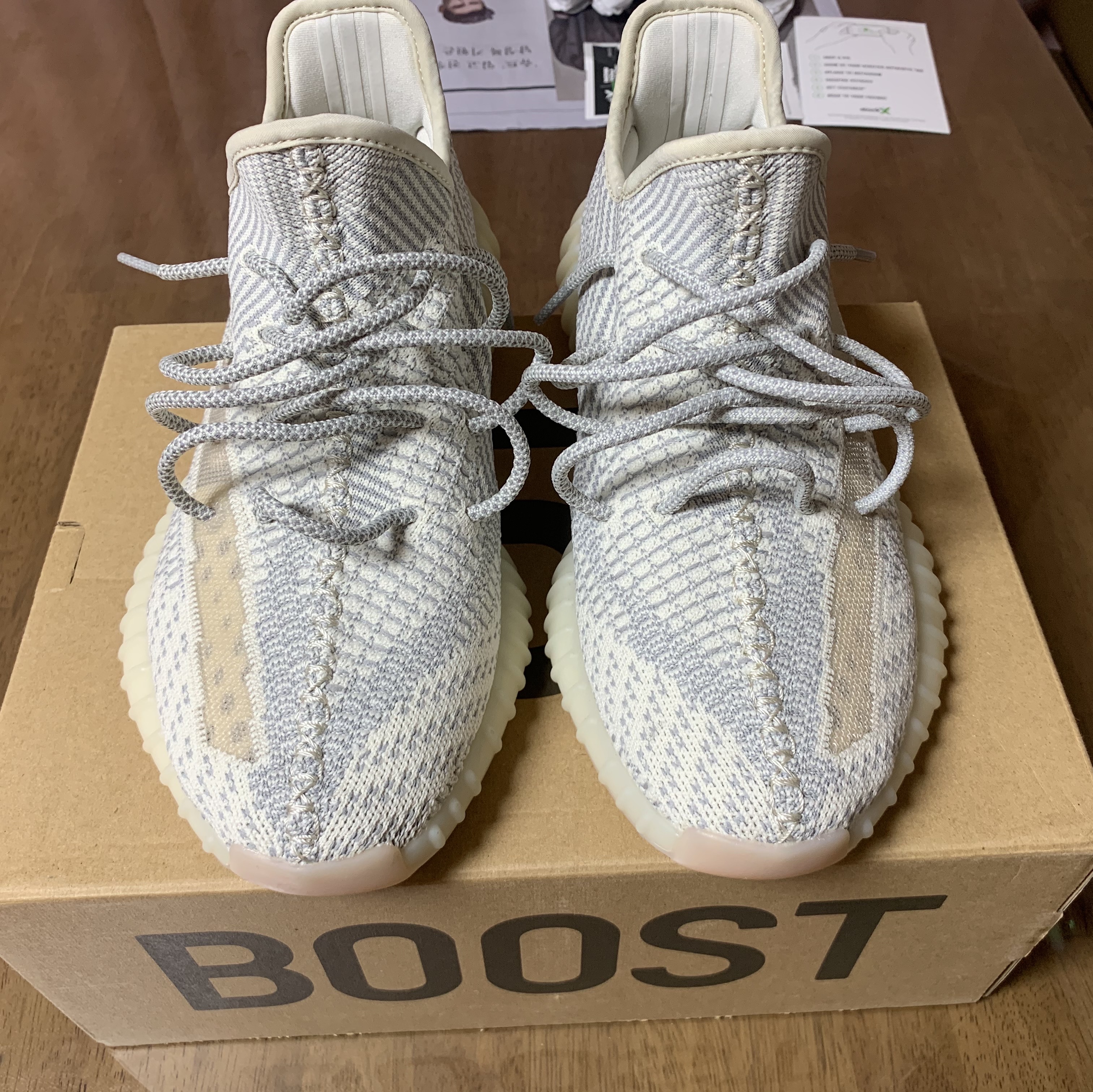 Adidas Yeezy Boost 350 V2 Lundmark - Non Reflective 착용 스타일