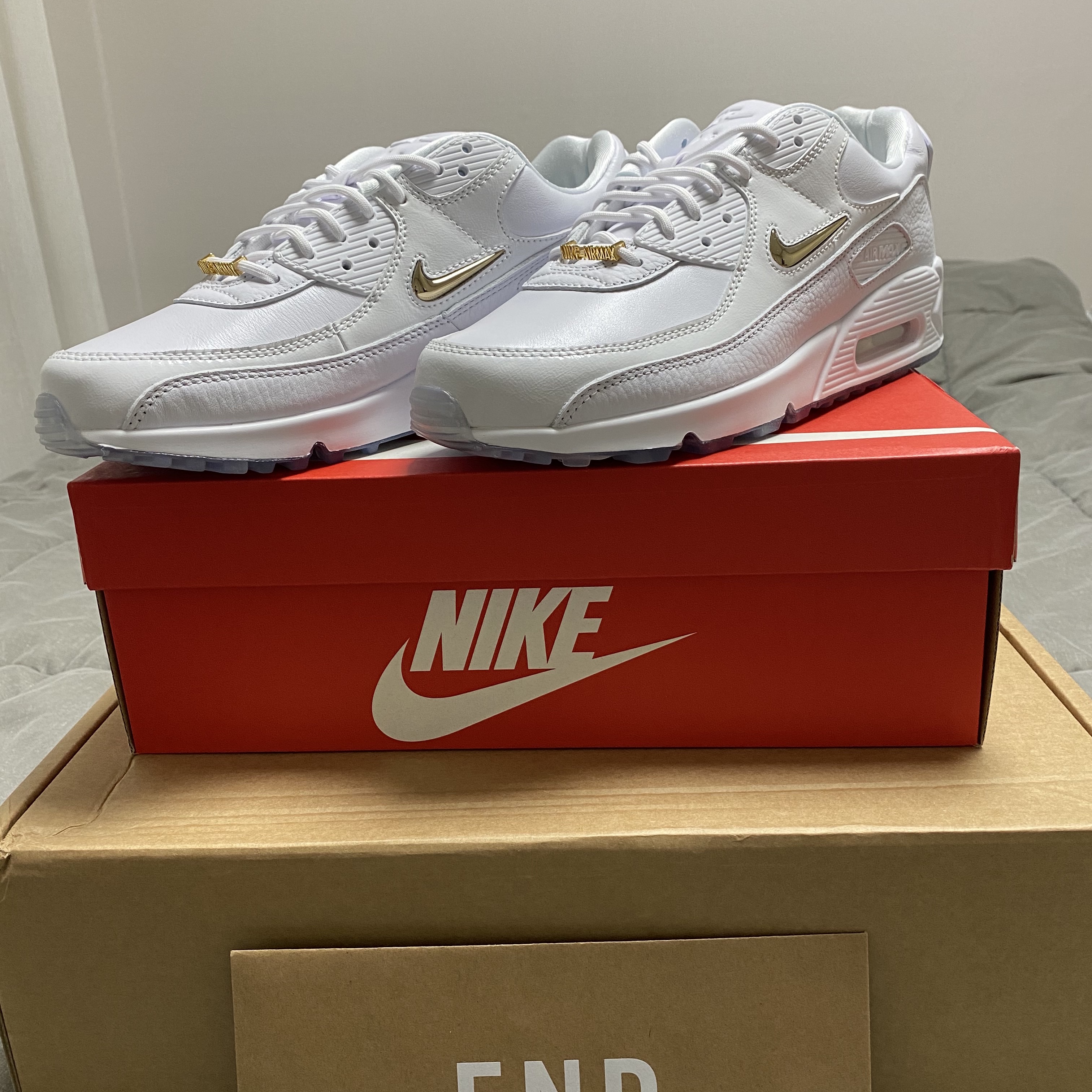 Nike Air Max 90 Pirate Radio White Gold 착용 스타일 - 3