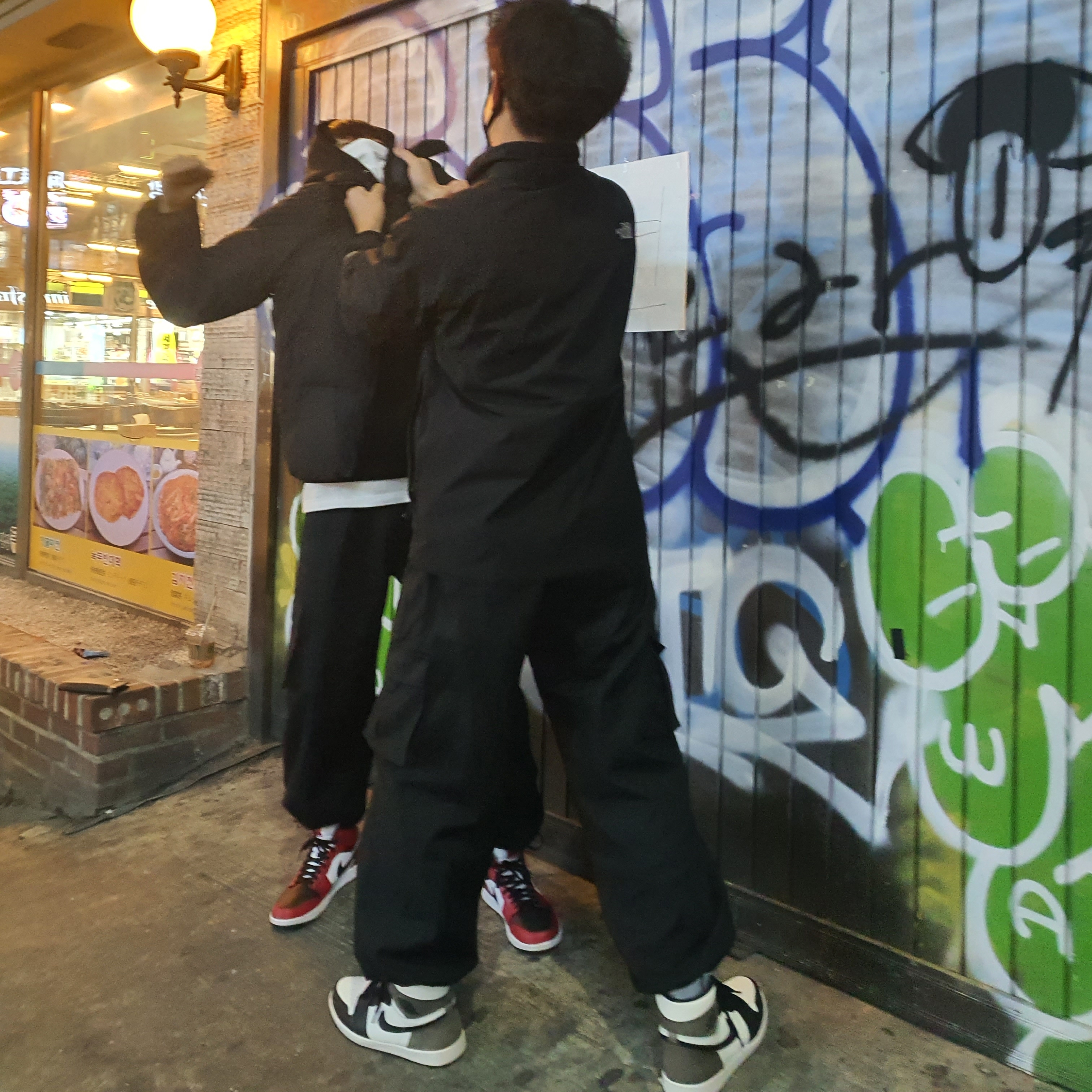 Jordan 1 Retro High OG Black Mocha, Jordan 1 Mid Chicago Black Toe 착용 스타일