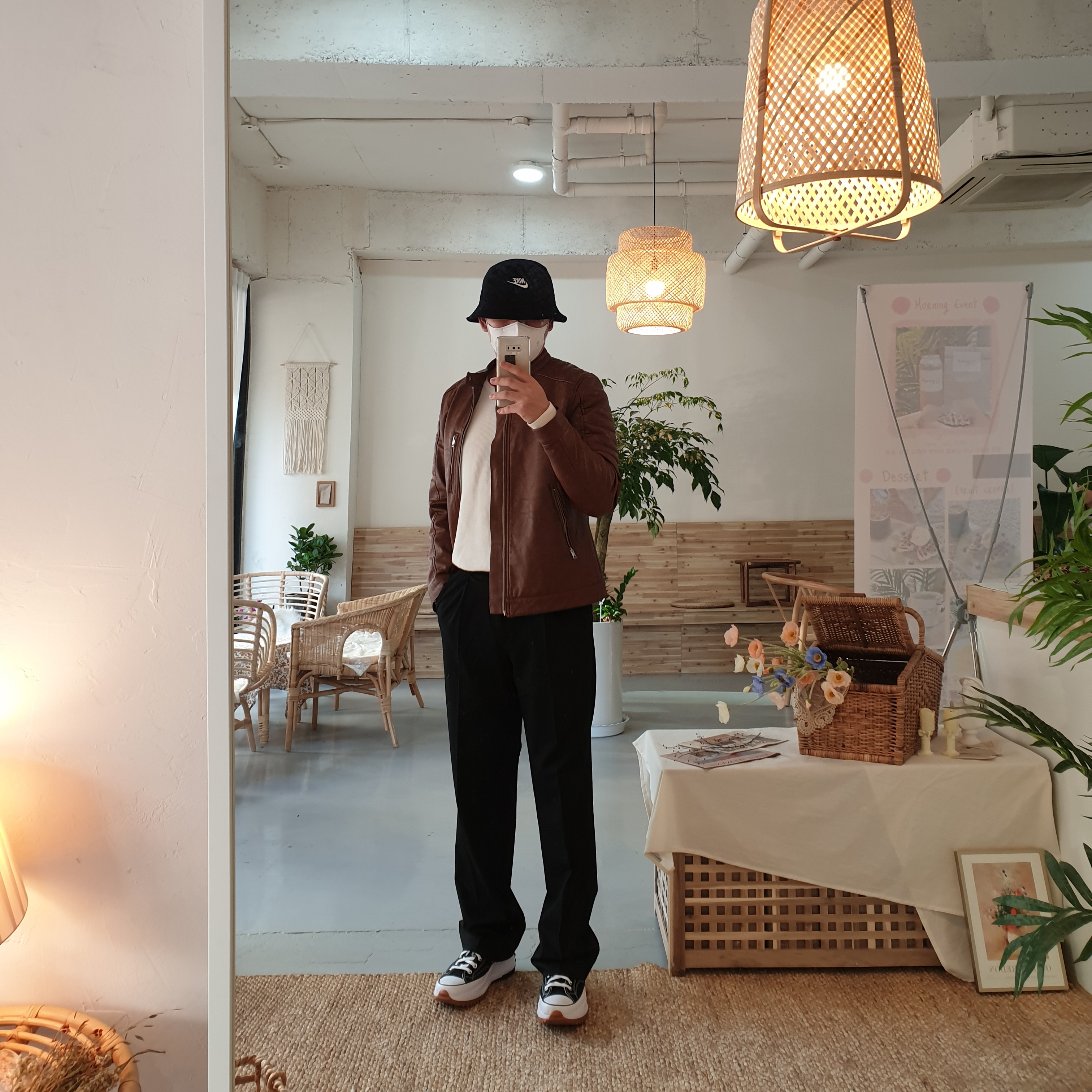 Converse Run Star Hike Hi Black White Gum, Nike Futura Corduroy Bucket Black 착용 스타일 - 3